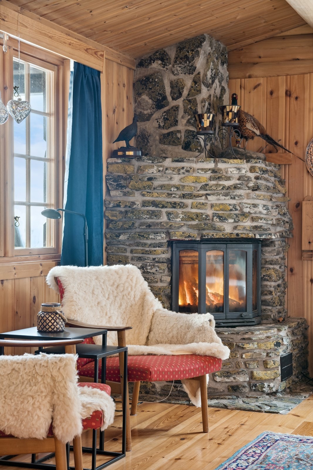 Nydelig lukket peis som virkelig skaper hyttefølelsen. Galleribilde