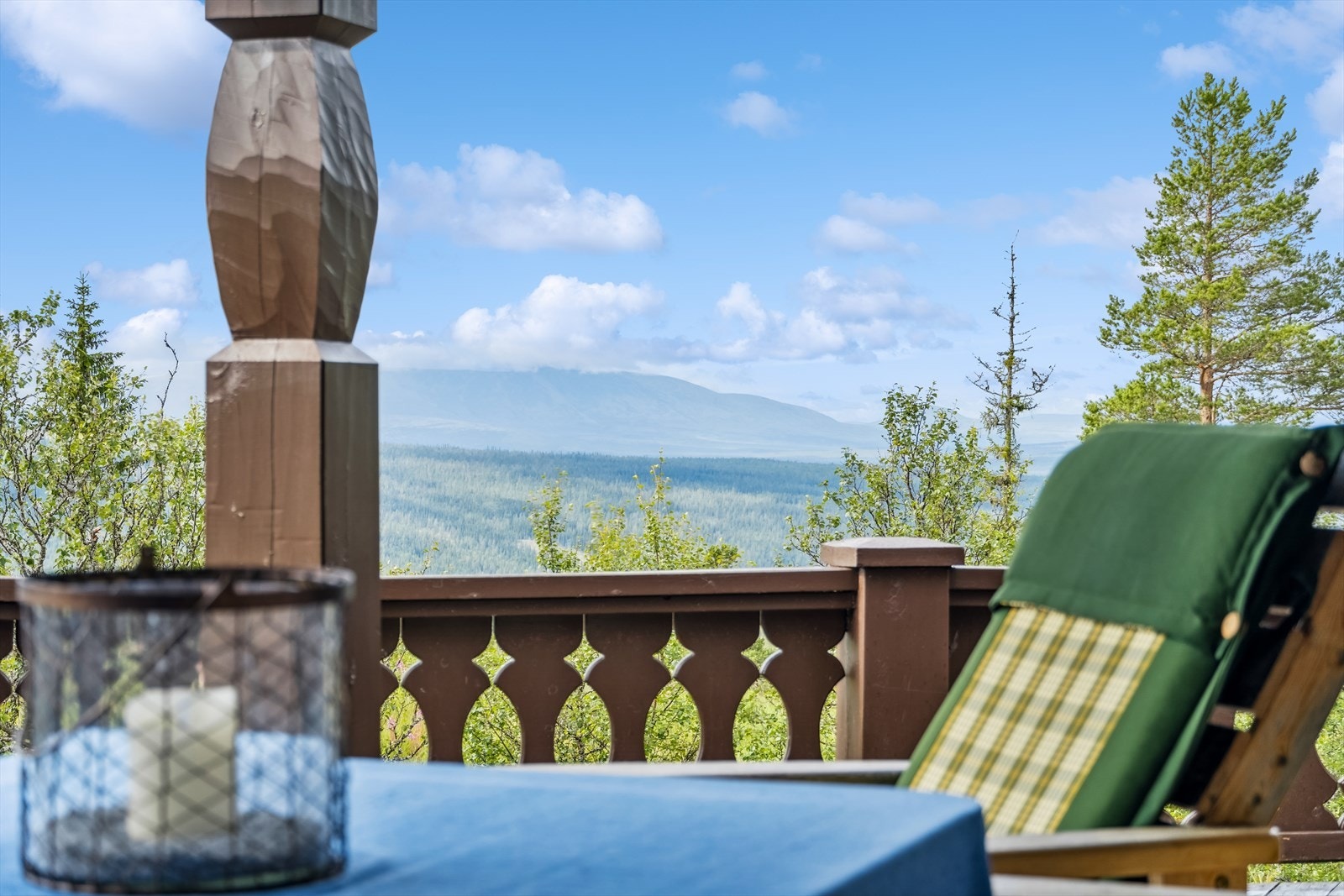 Hytta ligger vendt ut mot en fantastisk utsikt. Galleribilde