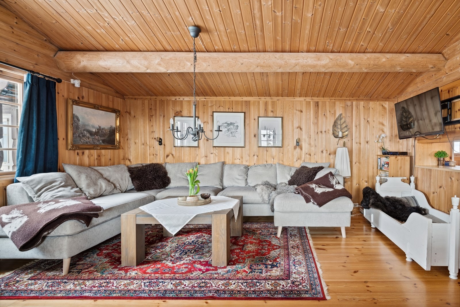 Hytten har god takhøyde, flere vinduer som slipper inn godt med naturlig lys som gir rommet en god romfølelse. Galleribilde