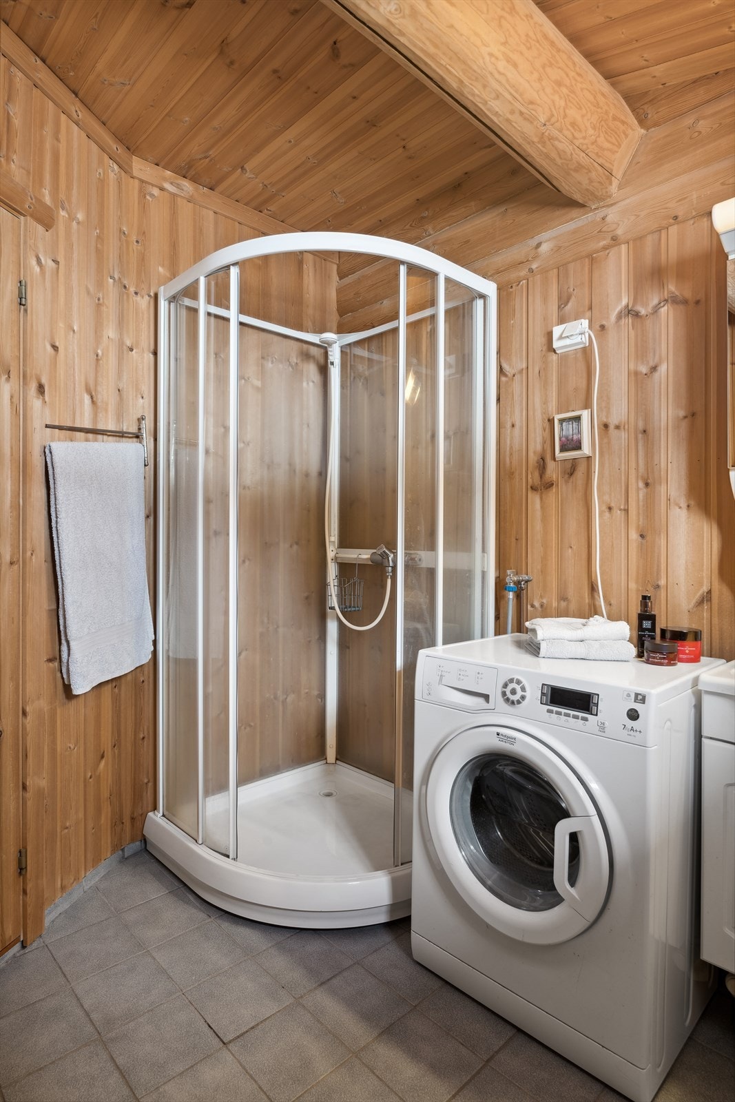 Baderommet er utstyrt med dusjkabinett Galleribilde