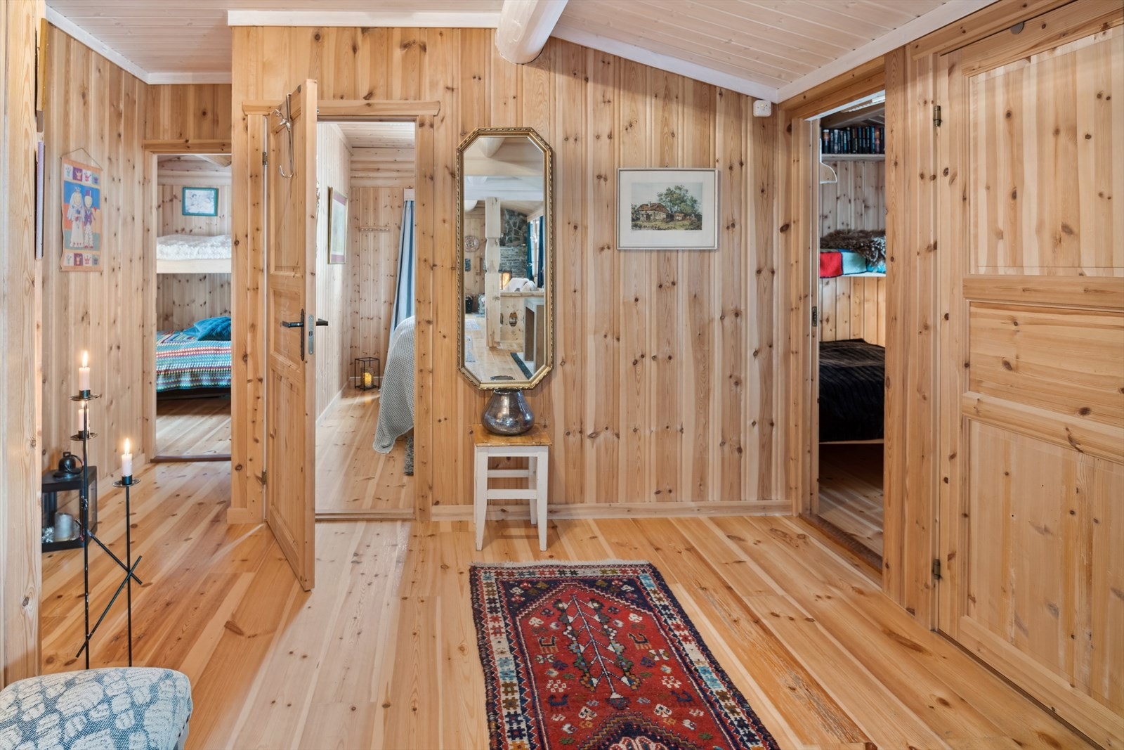 Romslig gang mellom bad og soverommene. Galleribilde