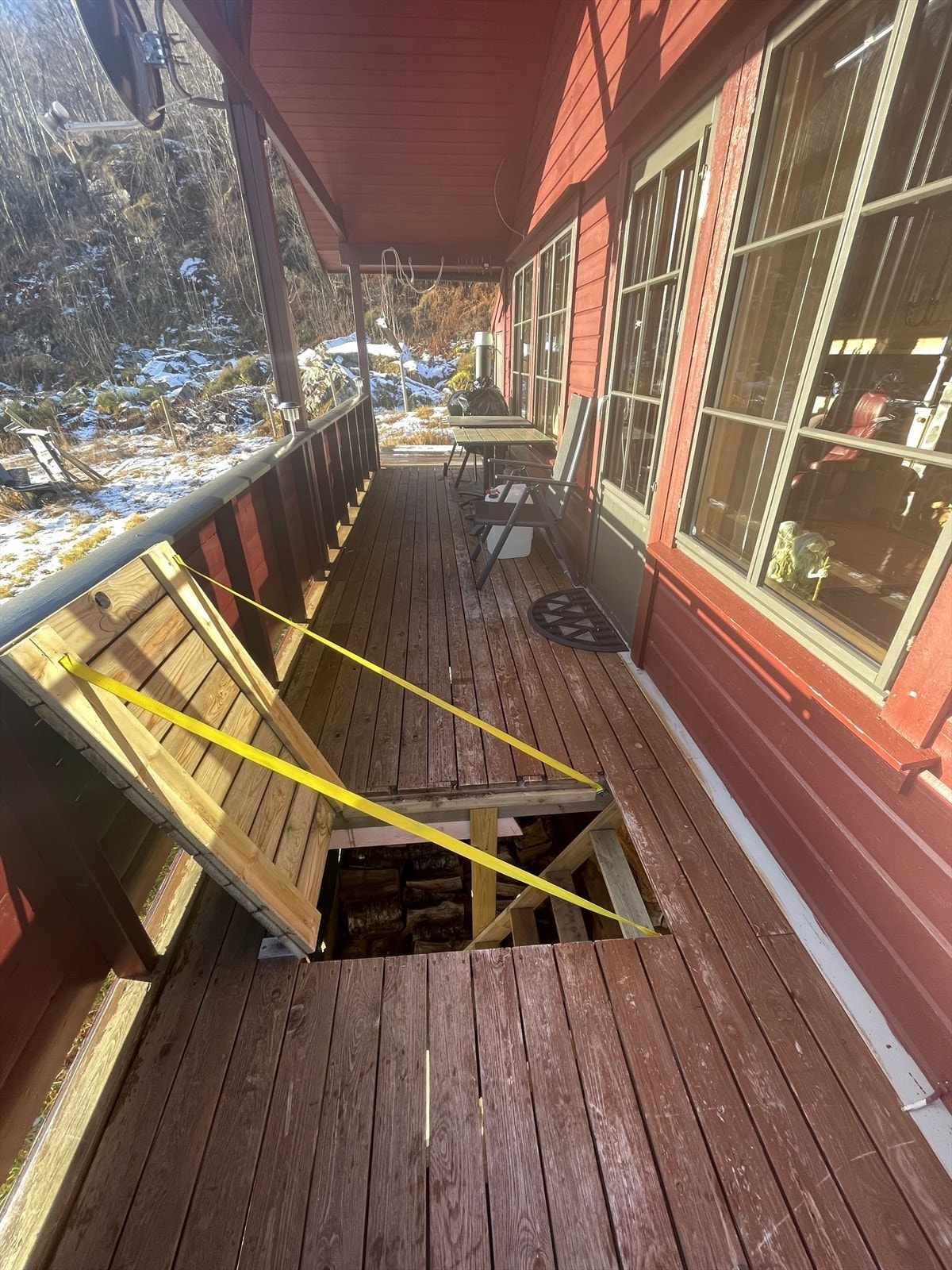 Trapp ned til ved og redskaper under hytta. God plass under hytta Galleribilde