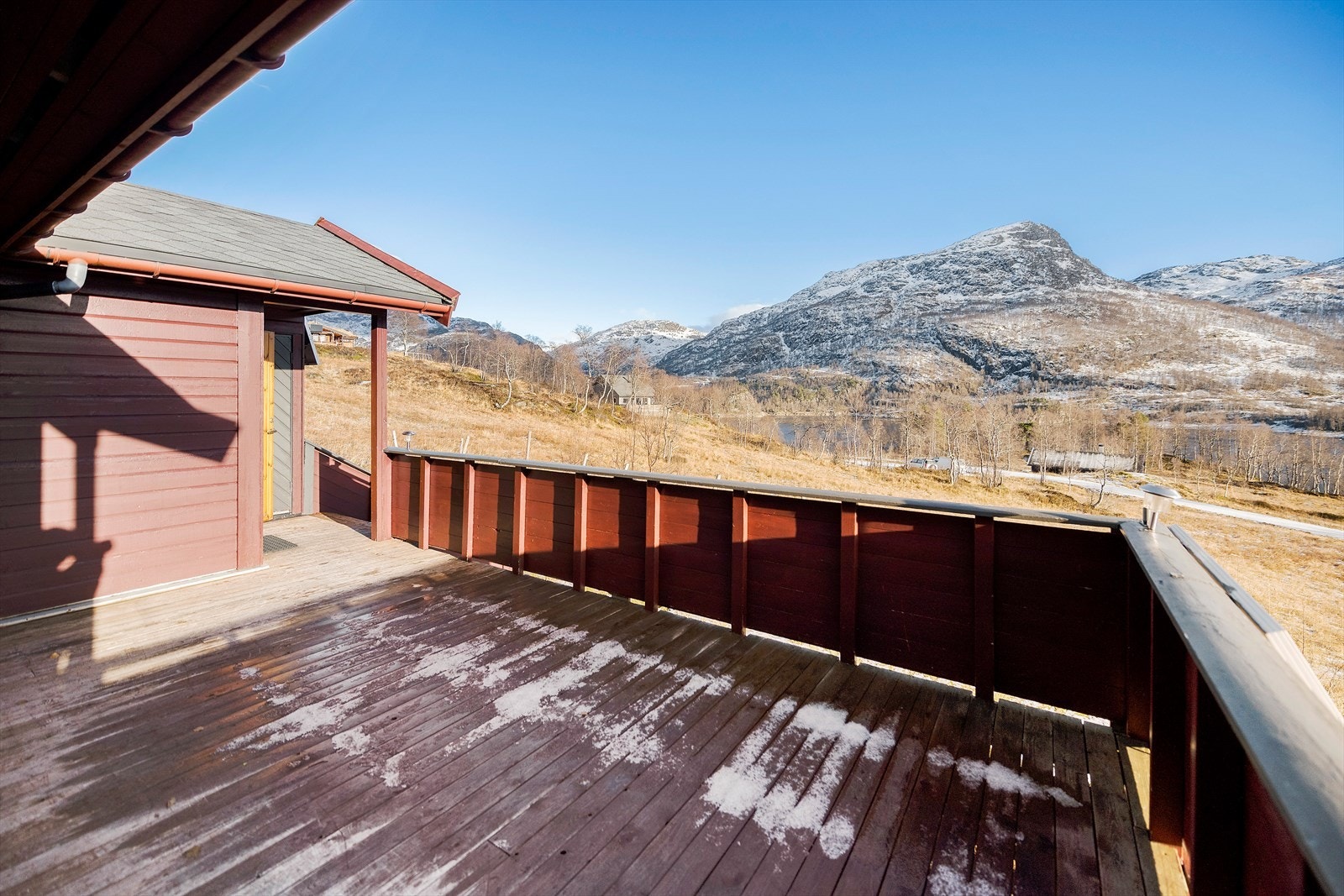 Romslig terrasse. Flott usikt Galleribilde