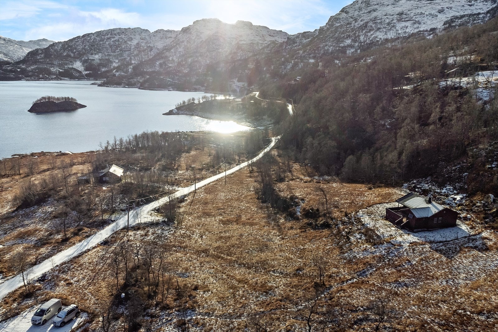 Beliggende like ved vei / skiløype , med flott utsikt ut over Slettedalsvatnet Galleribilde