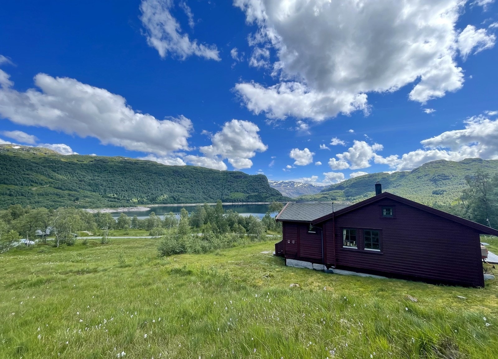 Flott beliggenhet med utsikt over Slettedalsvatnet Galleribilde