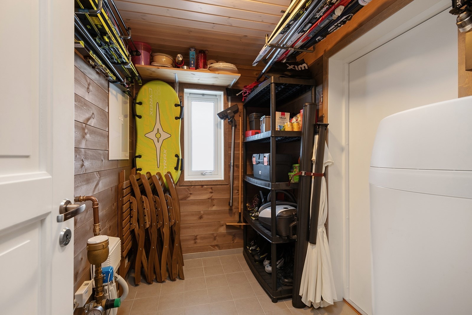 Teknisk rom/bod med adkomst både innenfra og utenfra. Galleribilde