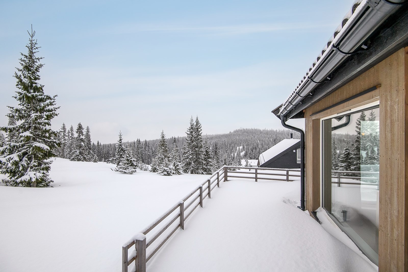 Romslig terrasse rundt hytta der den fine solgangen og utsikten kan nytes. Galleribilde