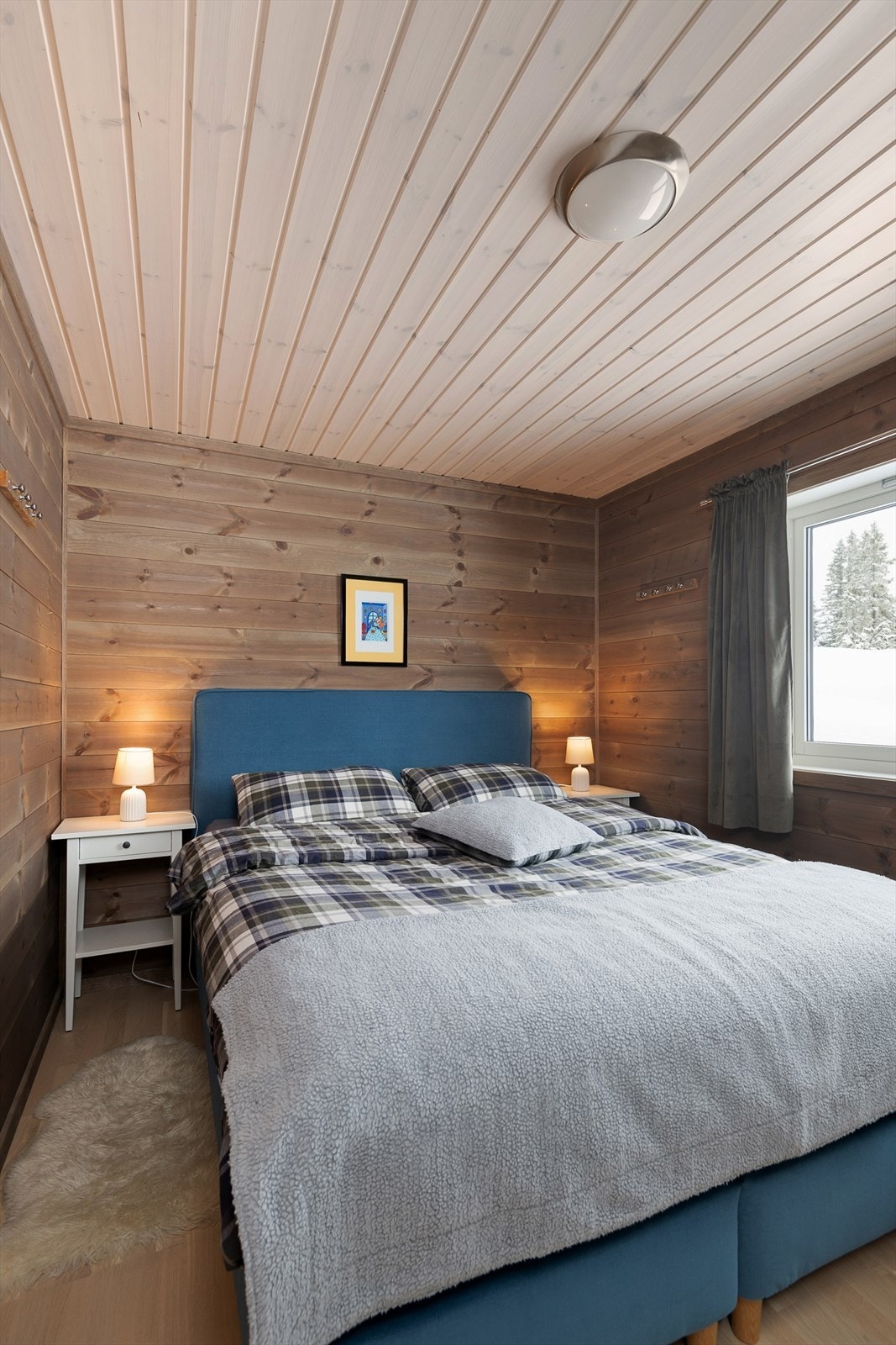 Samme stil på soverommene som ellers i hytta, med liggende panel som er beiset i en moderne men tidløs fargetone. Galleribilde