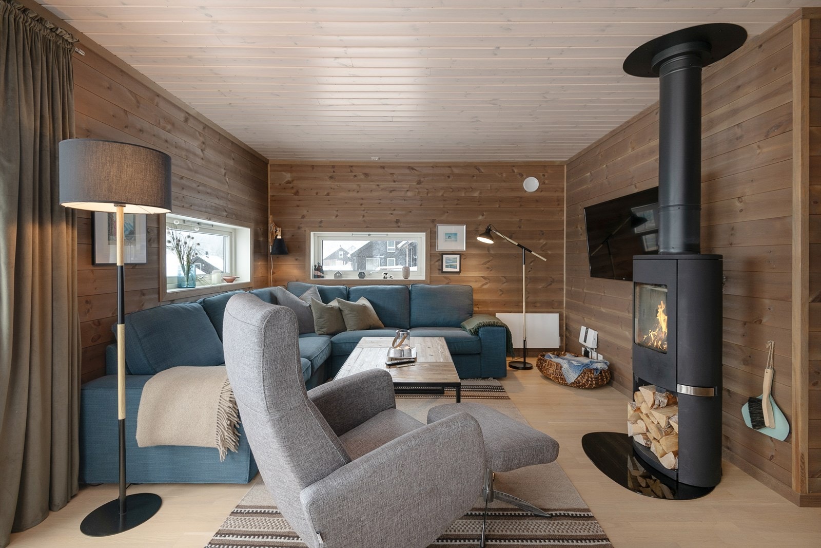 Hytta har en god og funksjonell planløsning der alt er på en flate. Det er en åpen løsning mellom stue og kjøkken, noe som gir et sosialt og hyggelig oppholdsrom. Galleribilde