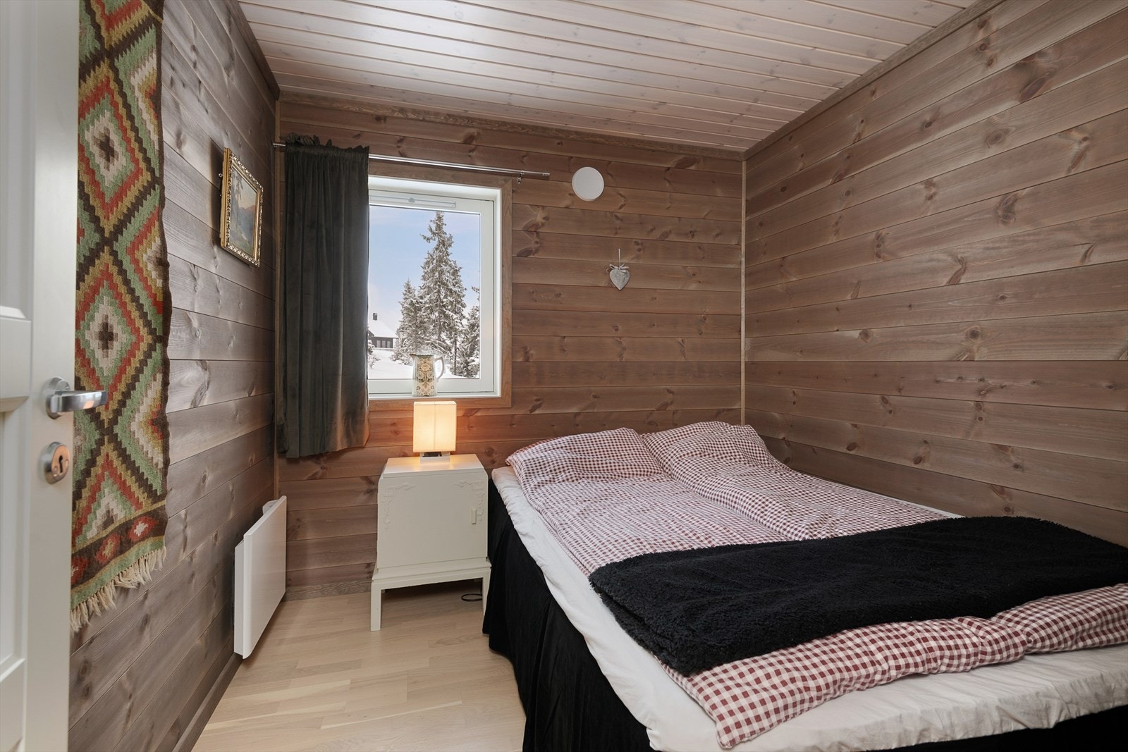 Soverom 2 er innredet med en liten dobbeltseng. Galleribilde