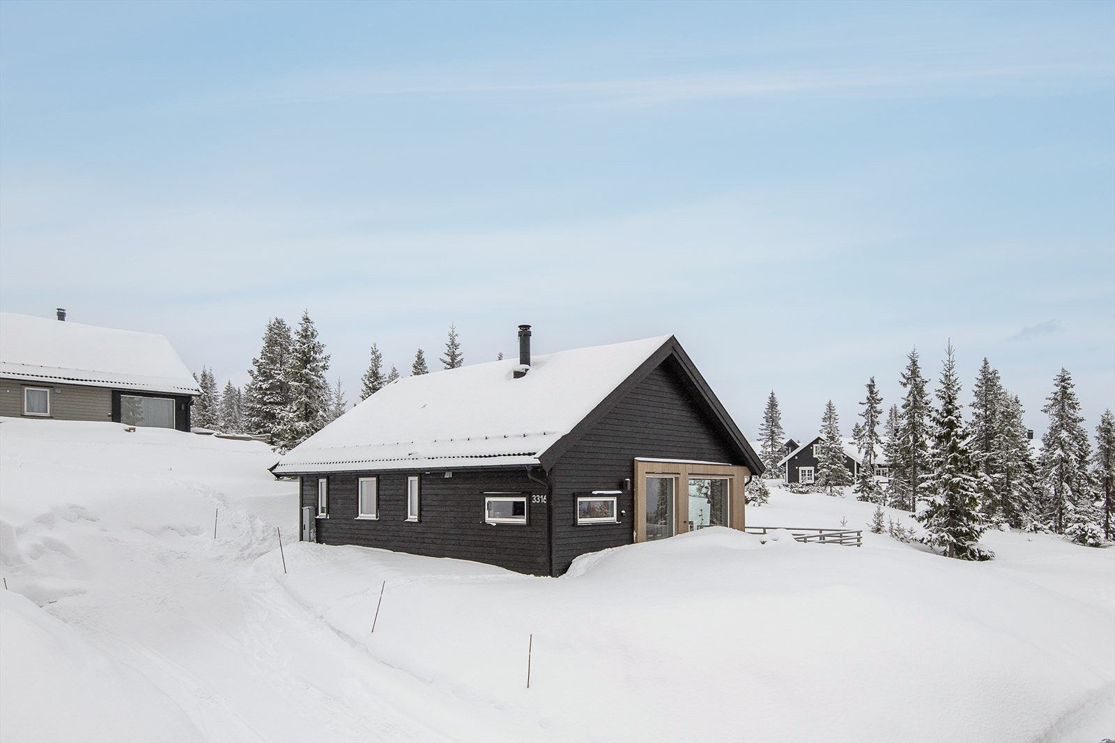 Barnevennlige omgivelser med skiløyper og aktivitetsmuligheter rett i nærheten. Det er ca 2,5 km til sentrum av Sjusjøen. Galleribilde