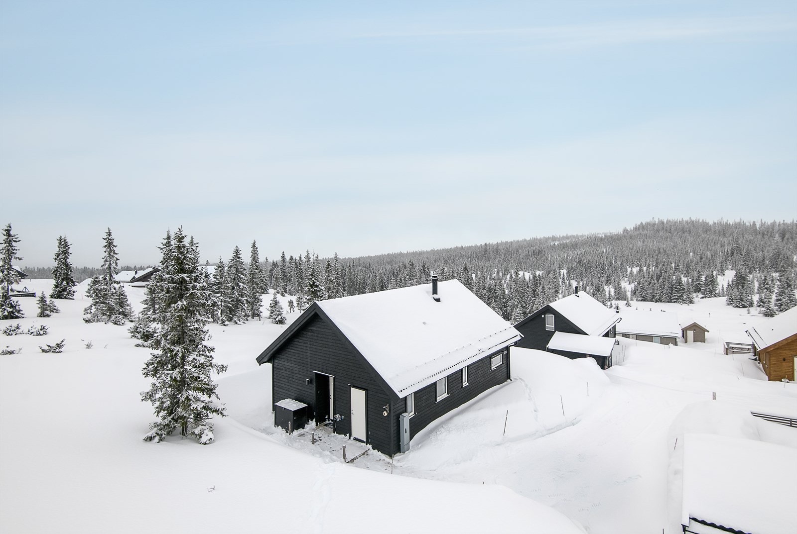 Biloppstillingsplass utenfor egen hytte. Tilknyttet offentlig vann og avløp. Galleribilde