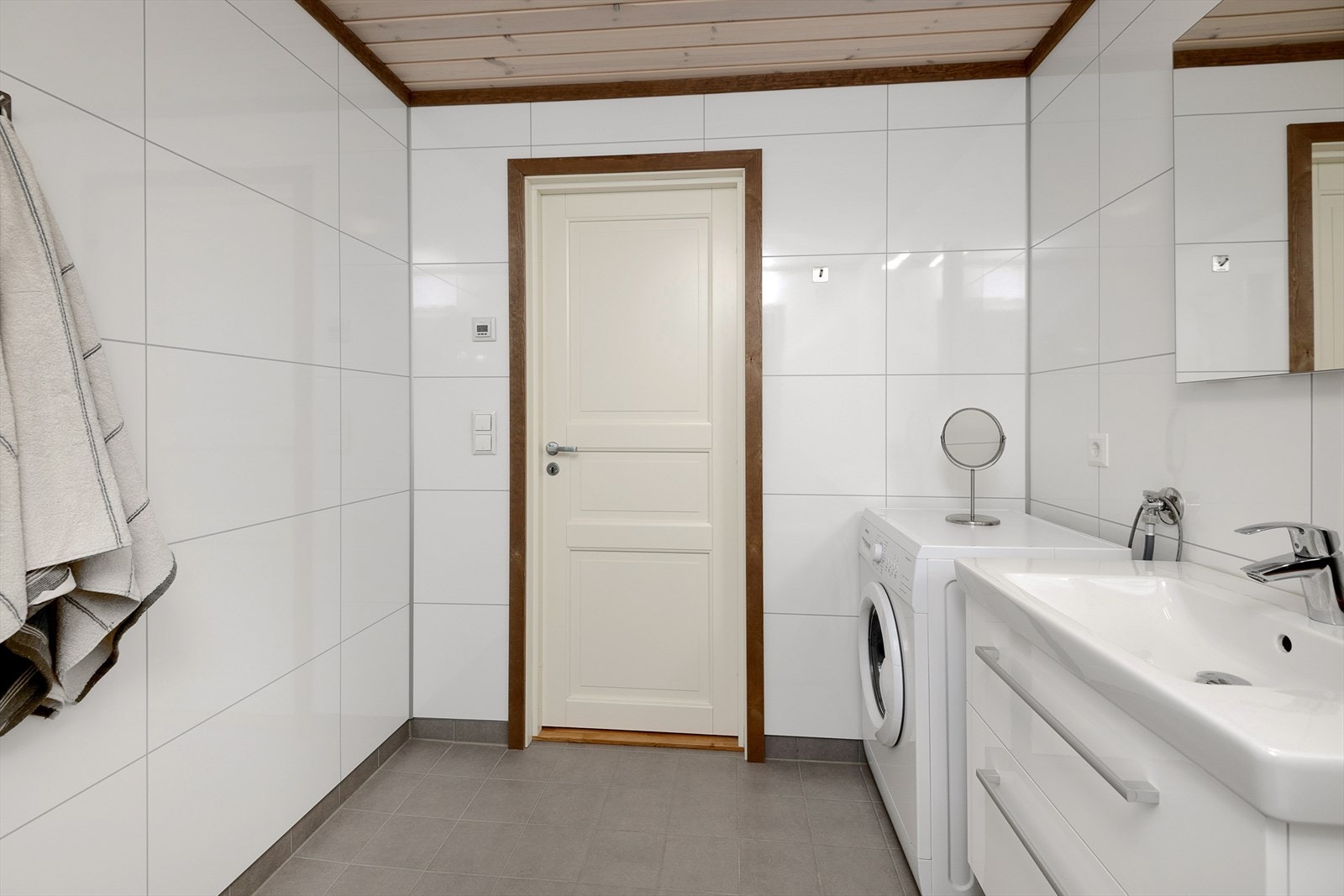 Fliser med varmekabler på gulv. Våtromsplater på veggene. Servantinnredningen har skuffer for oppbevaring. Galleribilde