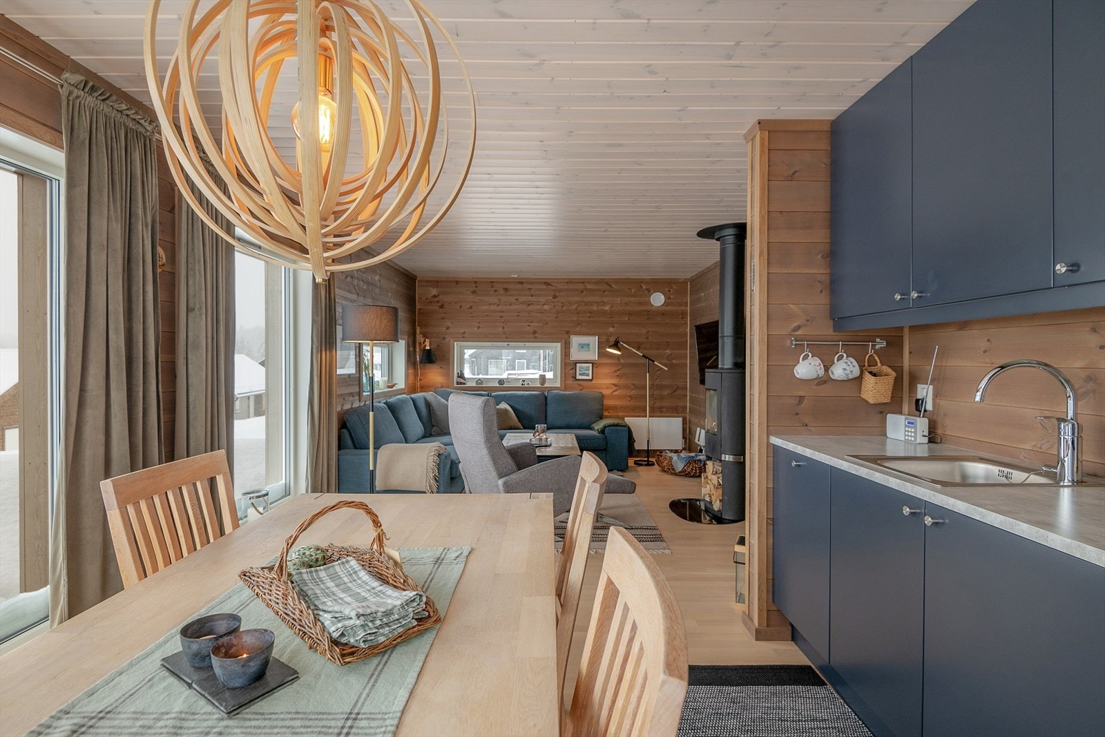 Kjøkkenet er moderne og funksjonelt. Innredningen har glatte fronter i en mørk og delikat fargetone. Benkeplate i laminat. Galleribilde