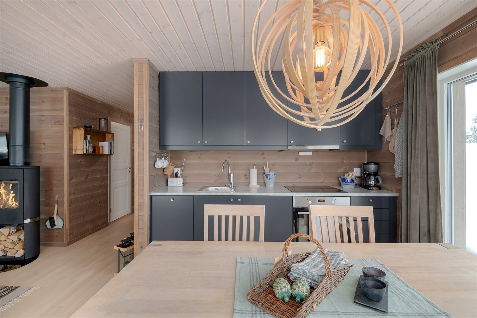 Kjøkkenet har over- og underskap for oppbevaring. Integrerte hvitevarer. Galleribilde