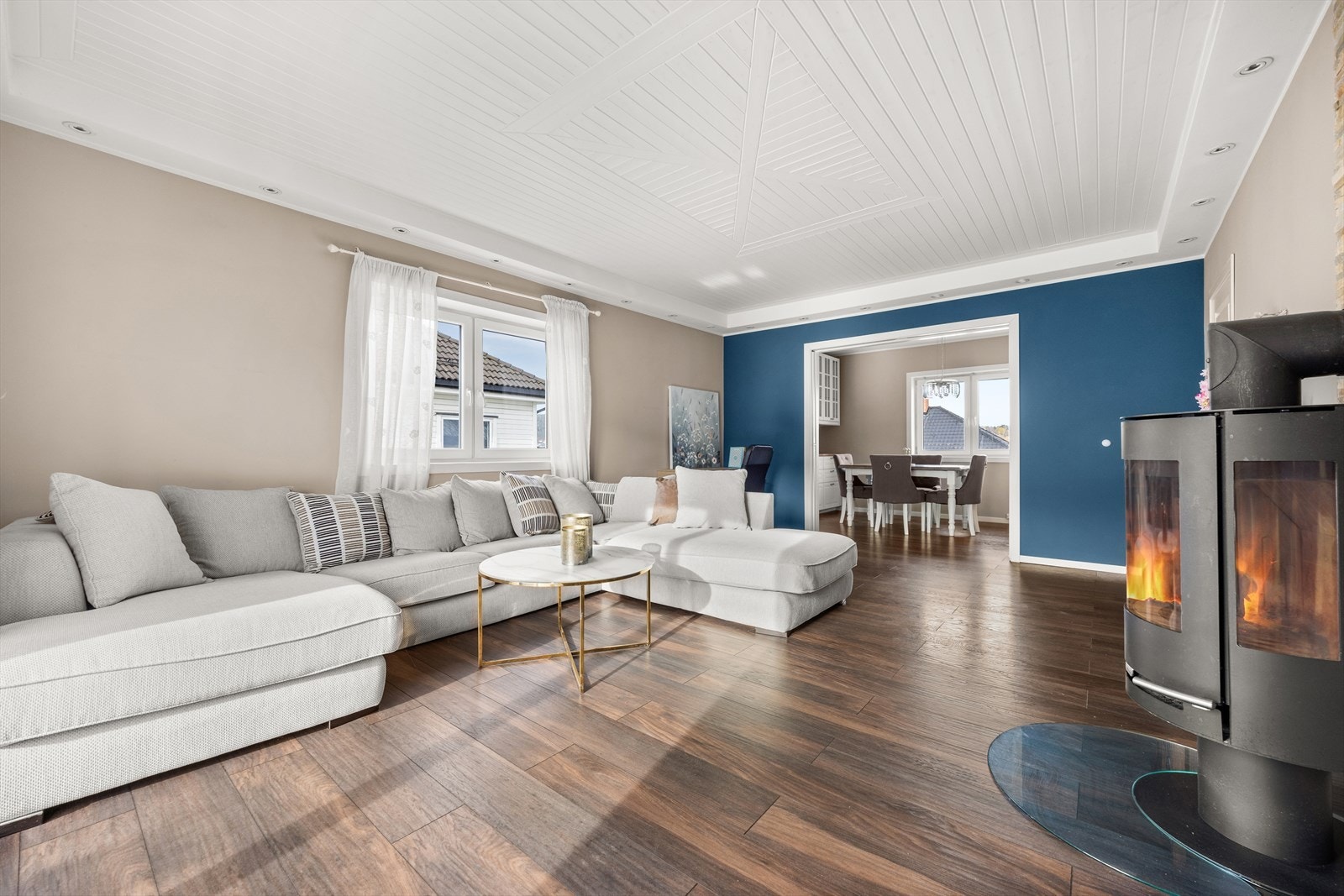 Det er peis i stuen som bidrar til en lun atmosfære i oppholdsrommet og kommer godt med på kaldere dager Galleribilde