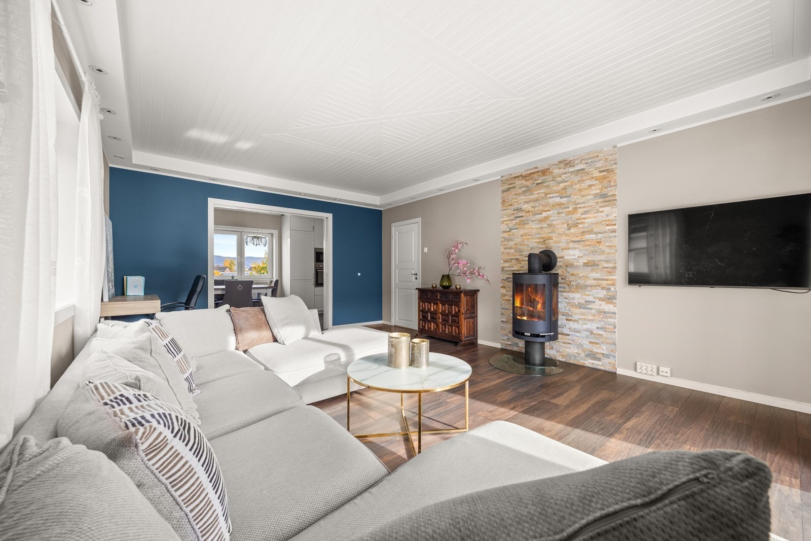 Pen stue med parkett på gulv og malte flater Galleribilde