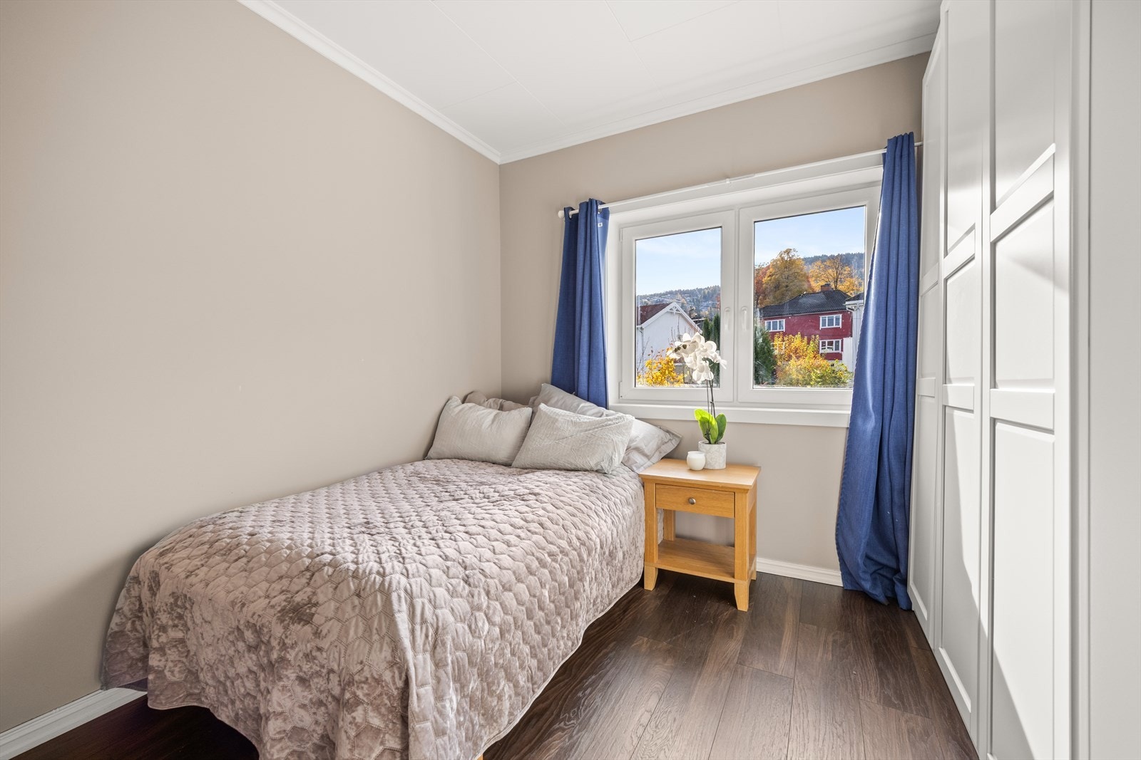 Soverommet er meget romslig med god plass for skap og seng Galleribilde