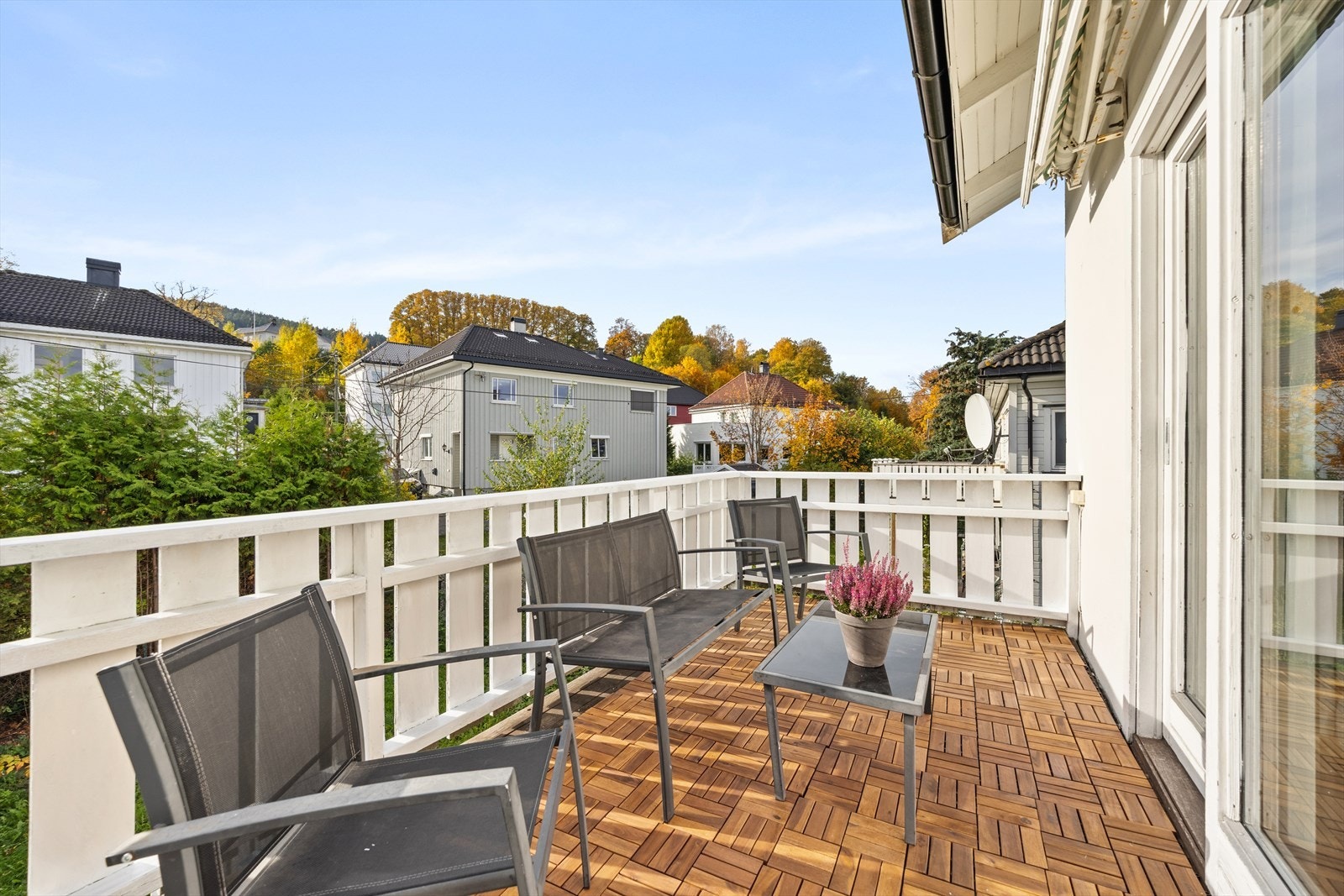 Dette er en pen og innholdsrik halvpart av tomannsbolig med solrik balkong Galleribilde