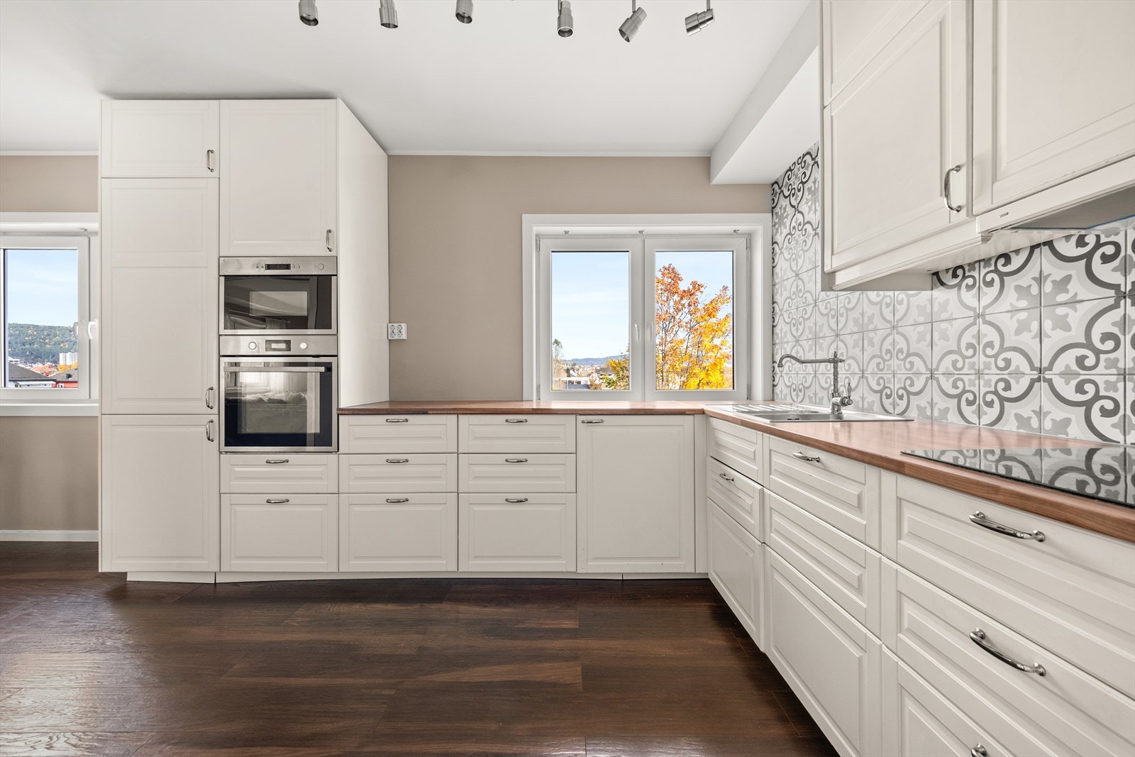 Kjøkkenet er utstyrt med integrert utstyr som mikro, stekeovn, platetopp, kjøl/fryseskap og oppvaskmaskin Galleribilde