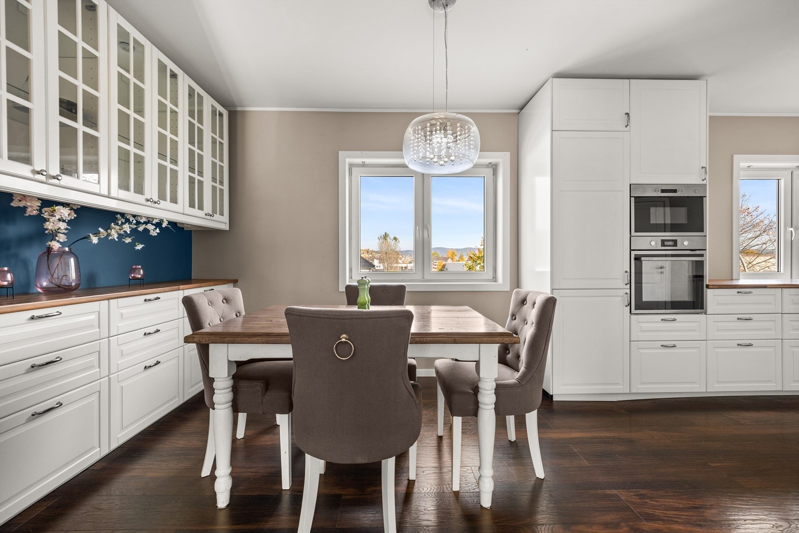 God plass for spisegruppe på kjøkkenet Galleribilde