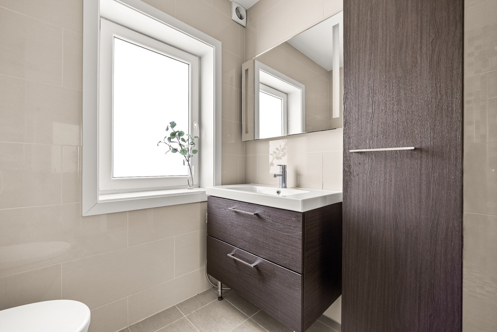 Badet har flislagte overflater og elektriske varmekabler i gulv Galleribilde