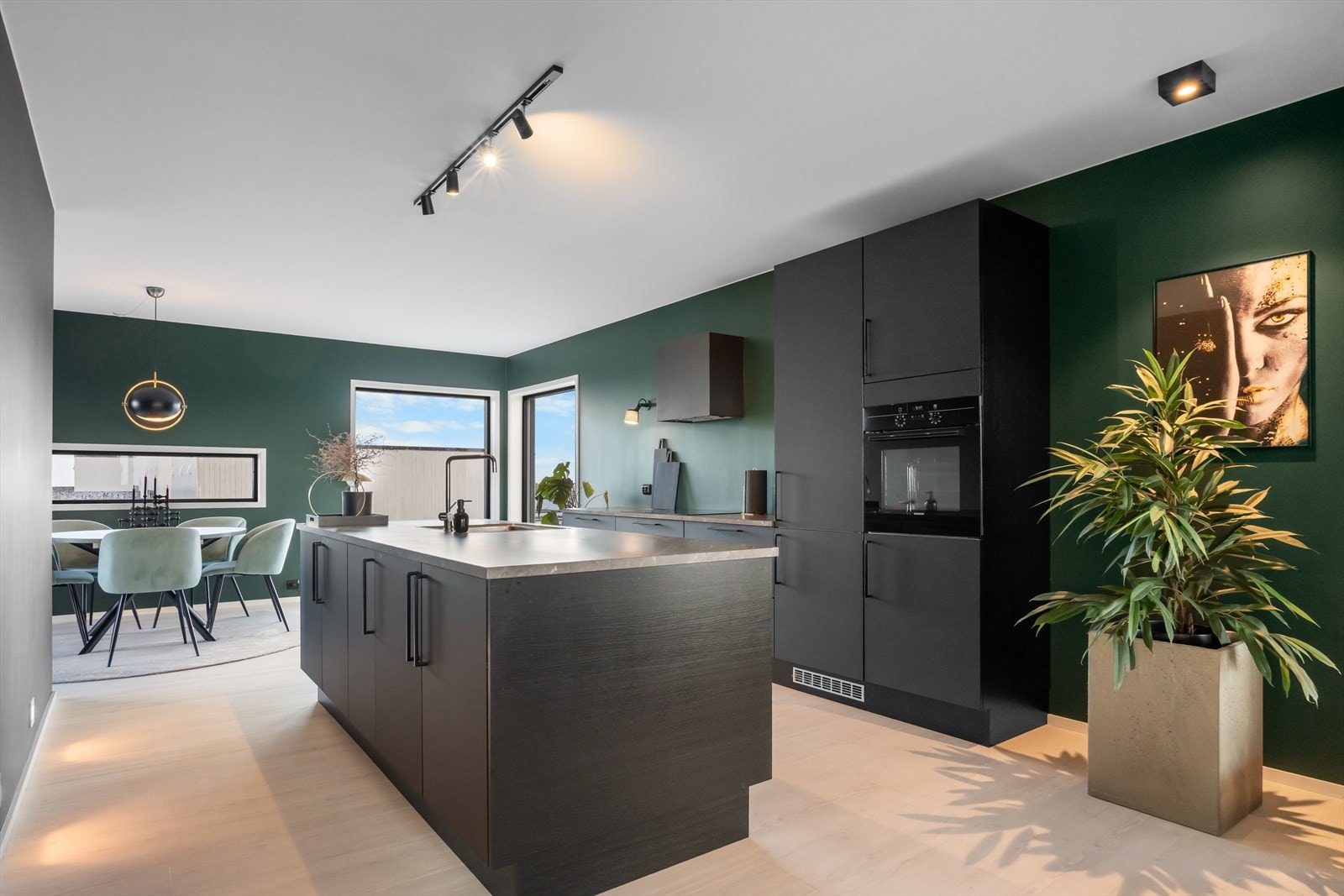 Stilig kjøkken fra HTH med stor kjøkkenøy. Integrerte hvitevarer samt god skap- og benkplass. Galleribilde