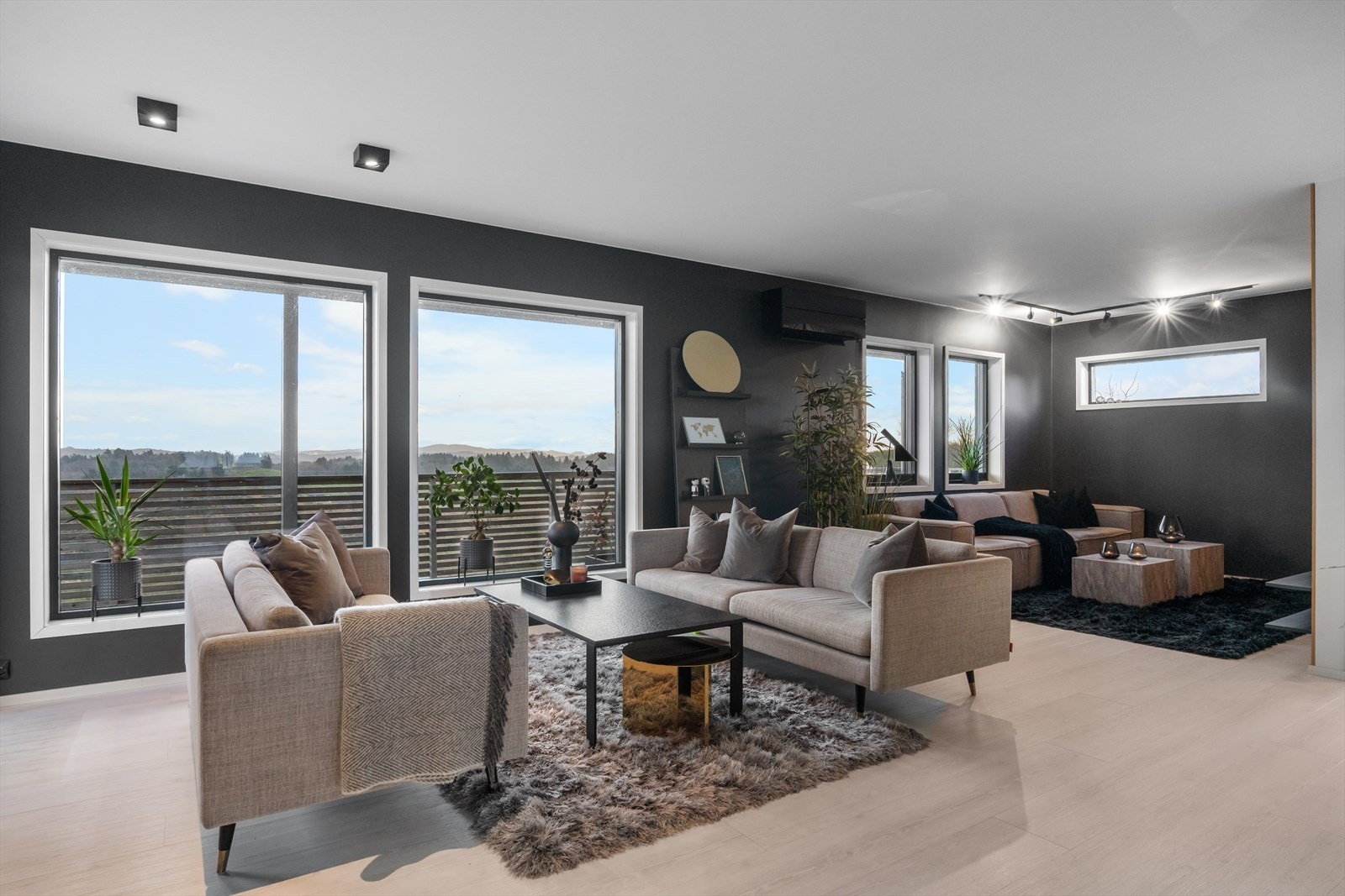 Hovedplan med stue/kjøkken på ca. 80 kvm. med ulike møbleringsmuligheter og plass til flere sittegrupper. Galleribilde