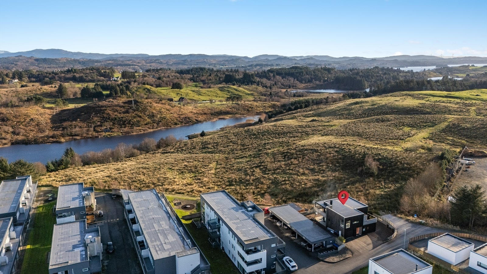 Flott beliggenhet på Vassbrekke i naturskjønne omgivelser. I området bor det en god blanding av unge, eldre og småbarnsfamilier. Galleribilde