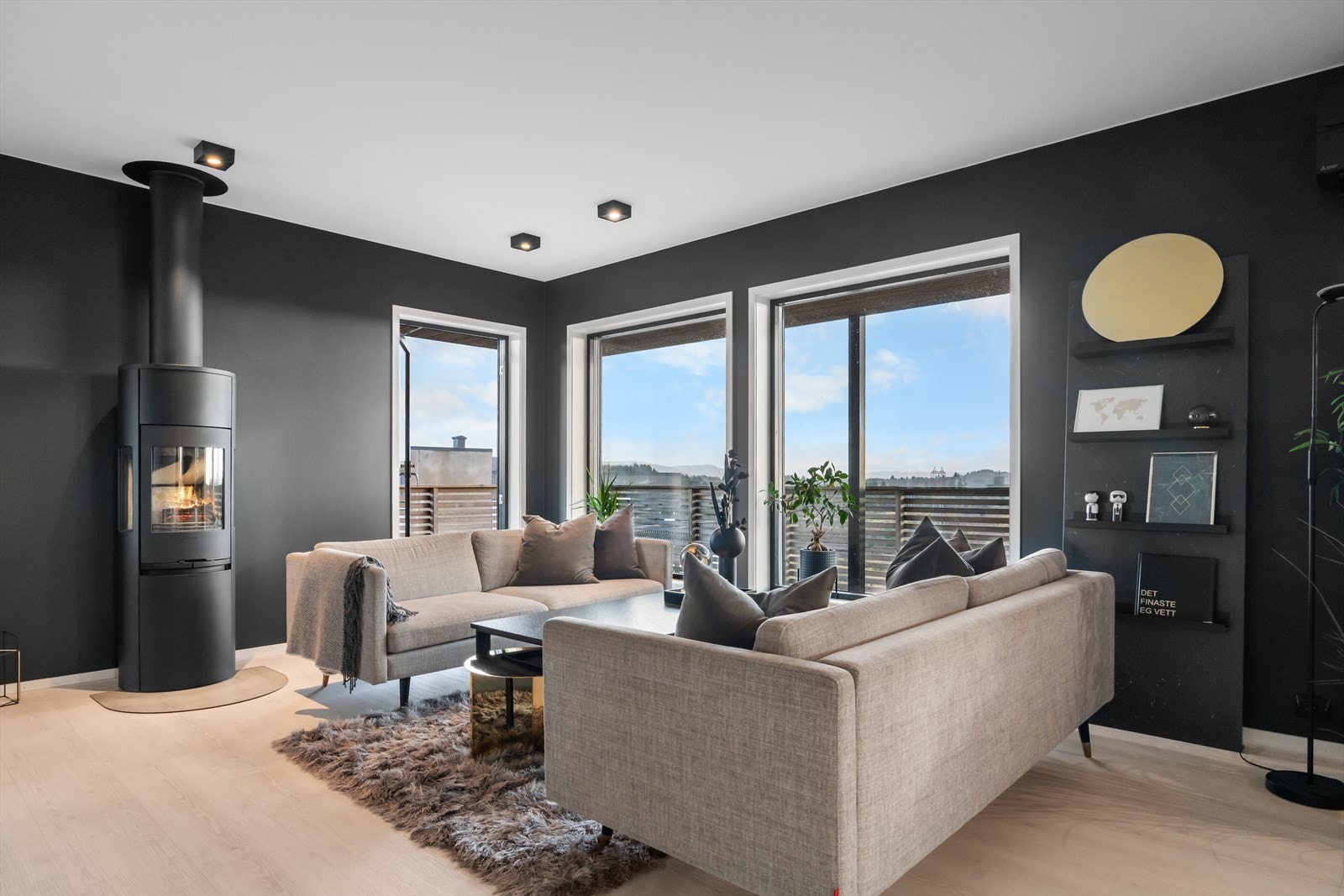 Store vinduer sikrer rikelig med lysinnslipp og gir en god romfølelse. Galleribilde