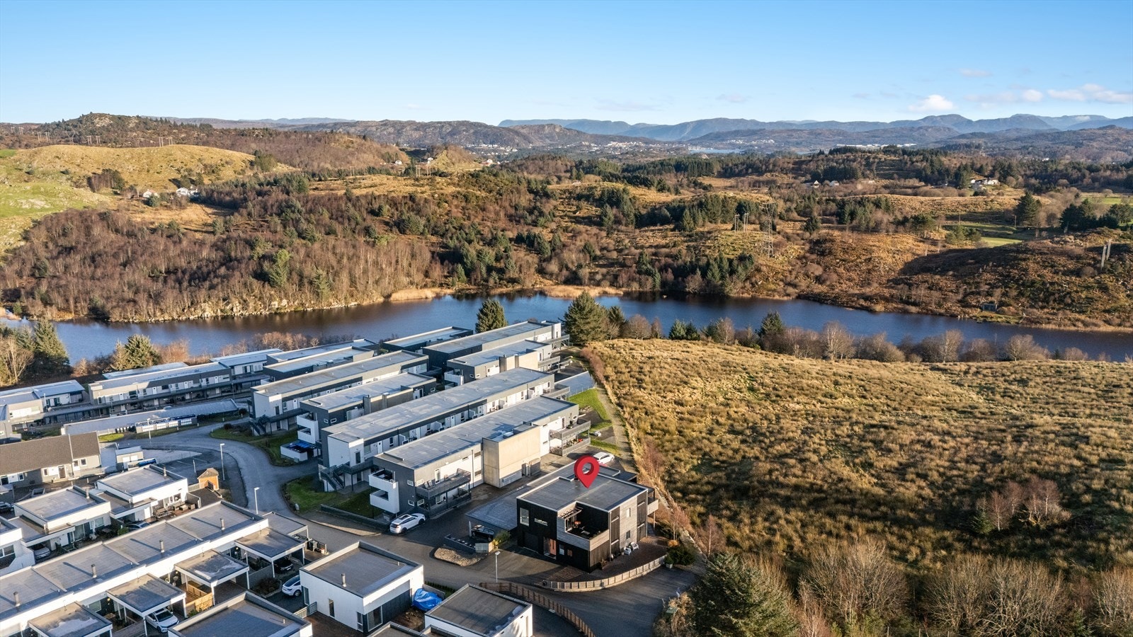 Skjermet og tilbaketrukket beliggenhet samtidig sentralt, like øst for Raglamyr og Amandasenteret. Galleribilde