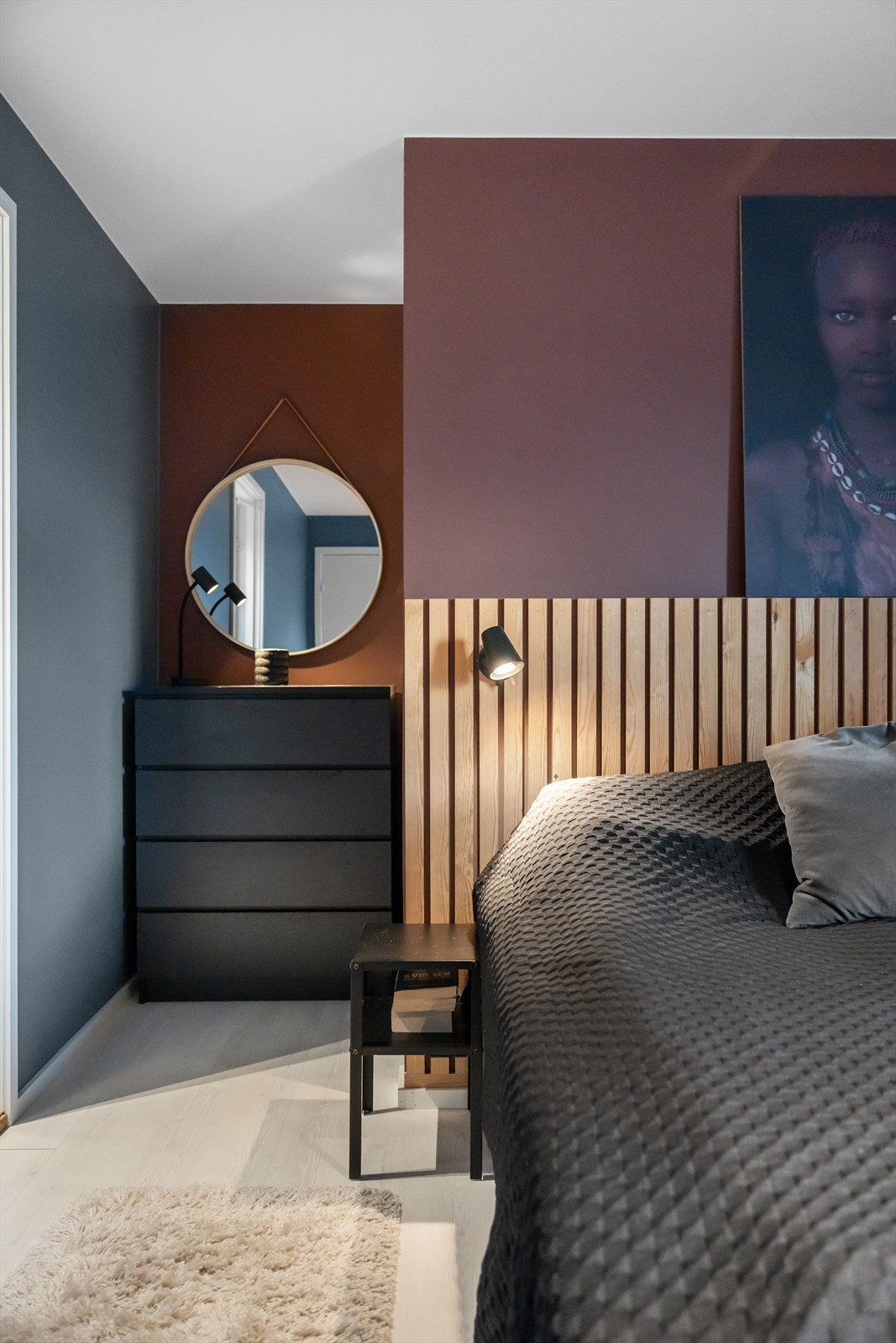 Hovedsoverom med walk-in garderobe og direkte tilkomst til bad. Galleribilde