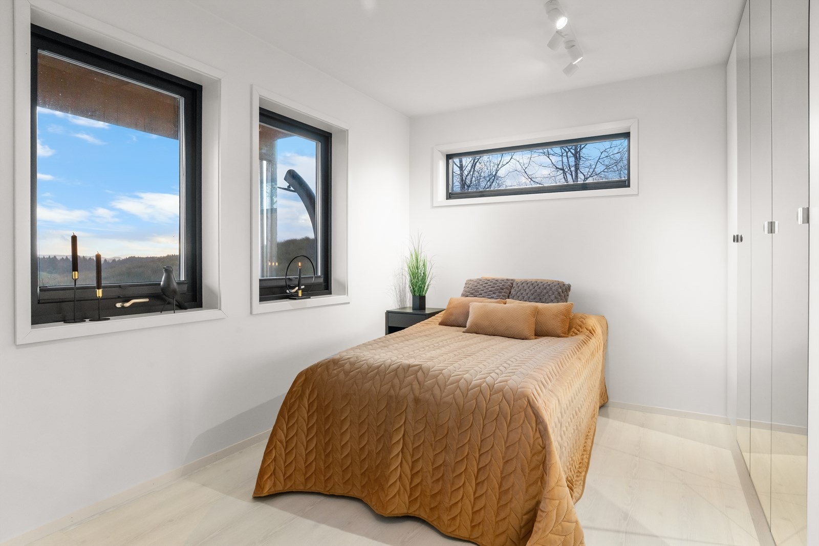 Romslig soverom med god garderobeplass. Galleribilde