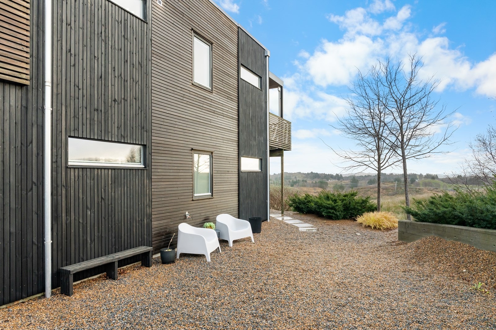 Tomten er for øvrig pent opparbeidet av Vaglid og det er laget til flere terrasser og sitteplasser i ulike nivå. Galleribilde