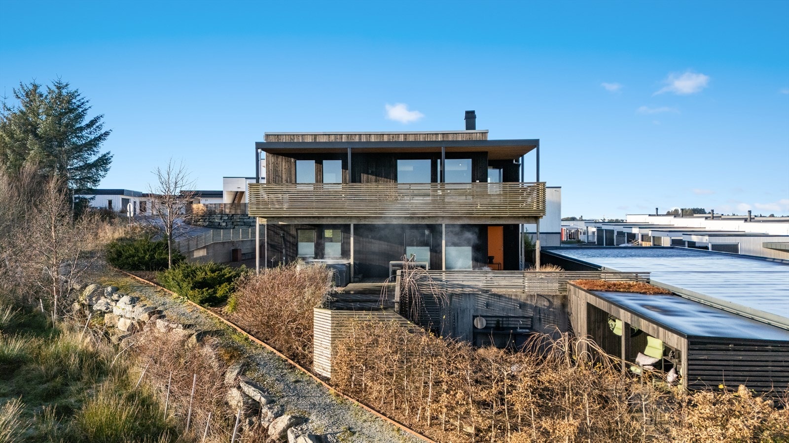 Det er sol på eiendommen fra tidlig morgen til sent på kveld midtsommers. Uteplassen mot sør og øst har gode solforhold hele året. Galleribilde