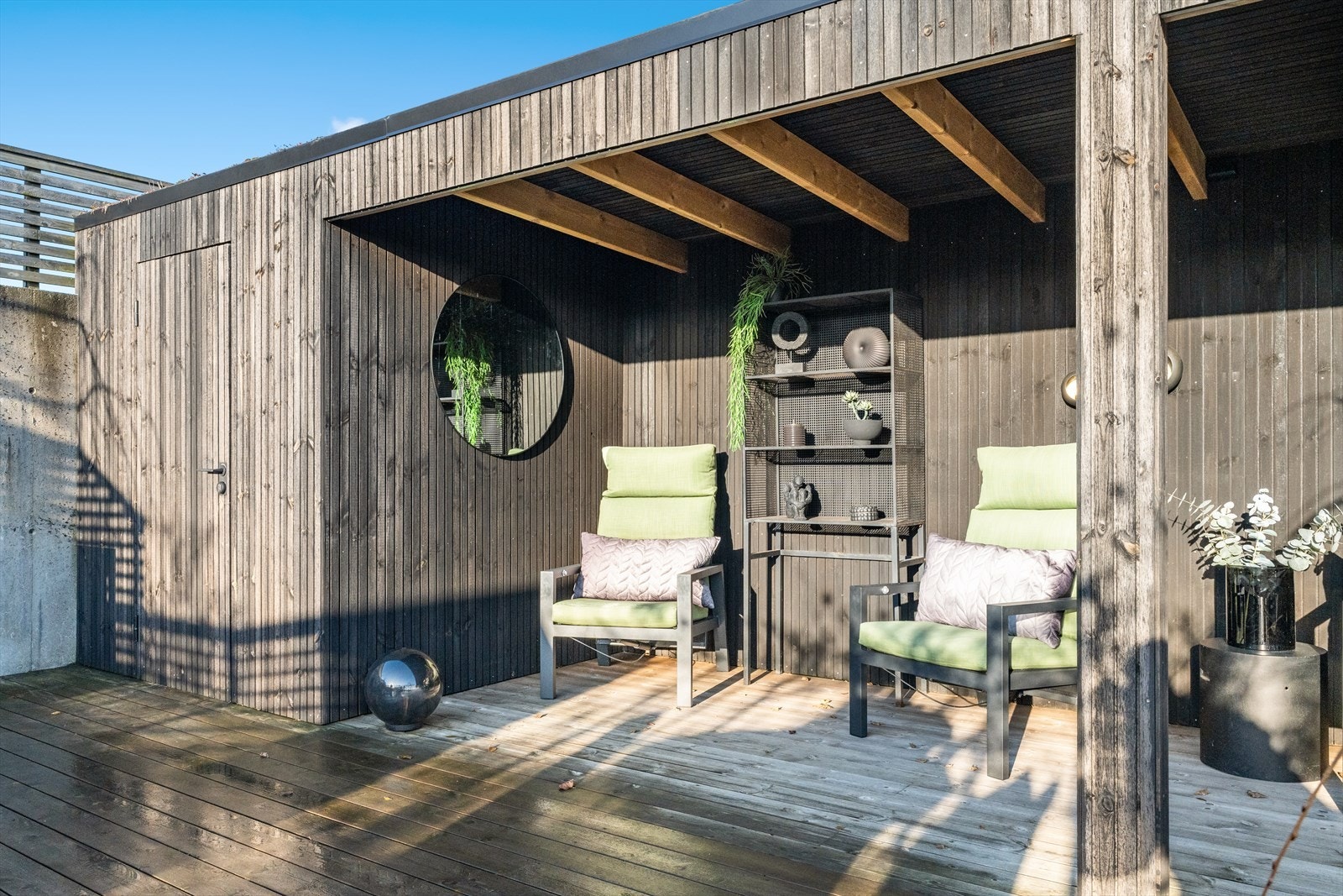 Pent opparbeidet på nedsiden av huset med terrasse med overbygg, bod og utekjøkken. Galleribilde