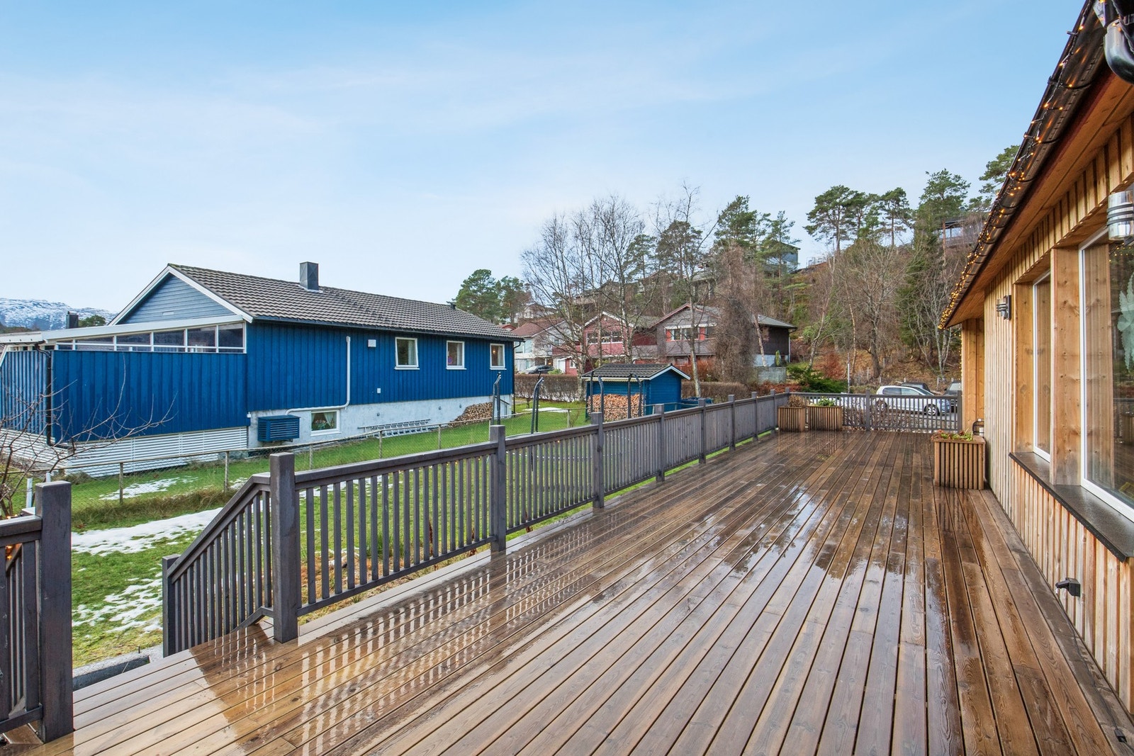 Stor og flott terrasse hvor man kan nyte flotte sommerdager Galleribilde