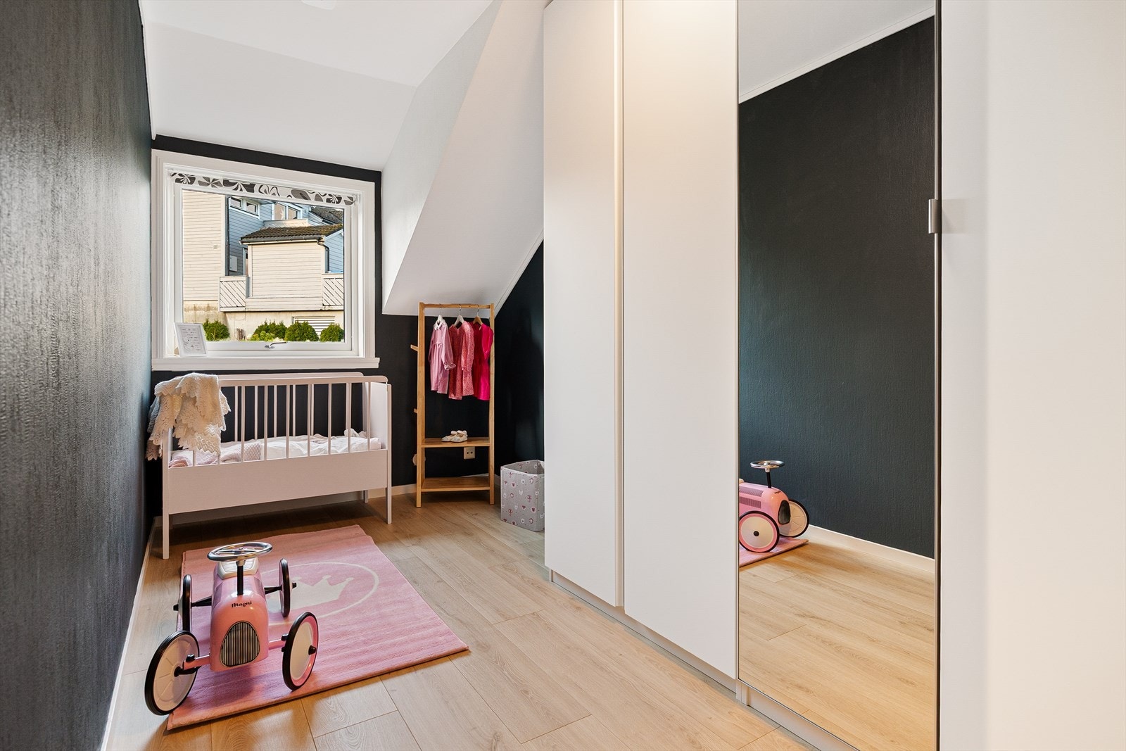 Siste soverommet er målt til 6,4m² og har god plass til garderobeskap og seng. Galleribilde