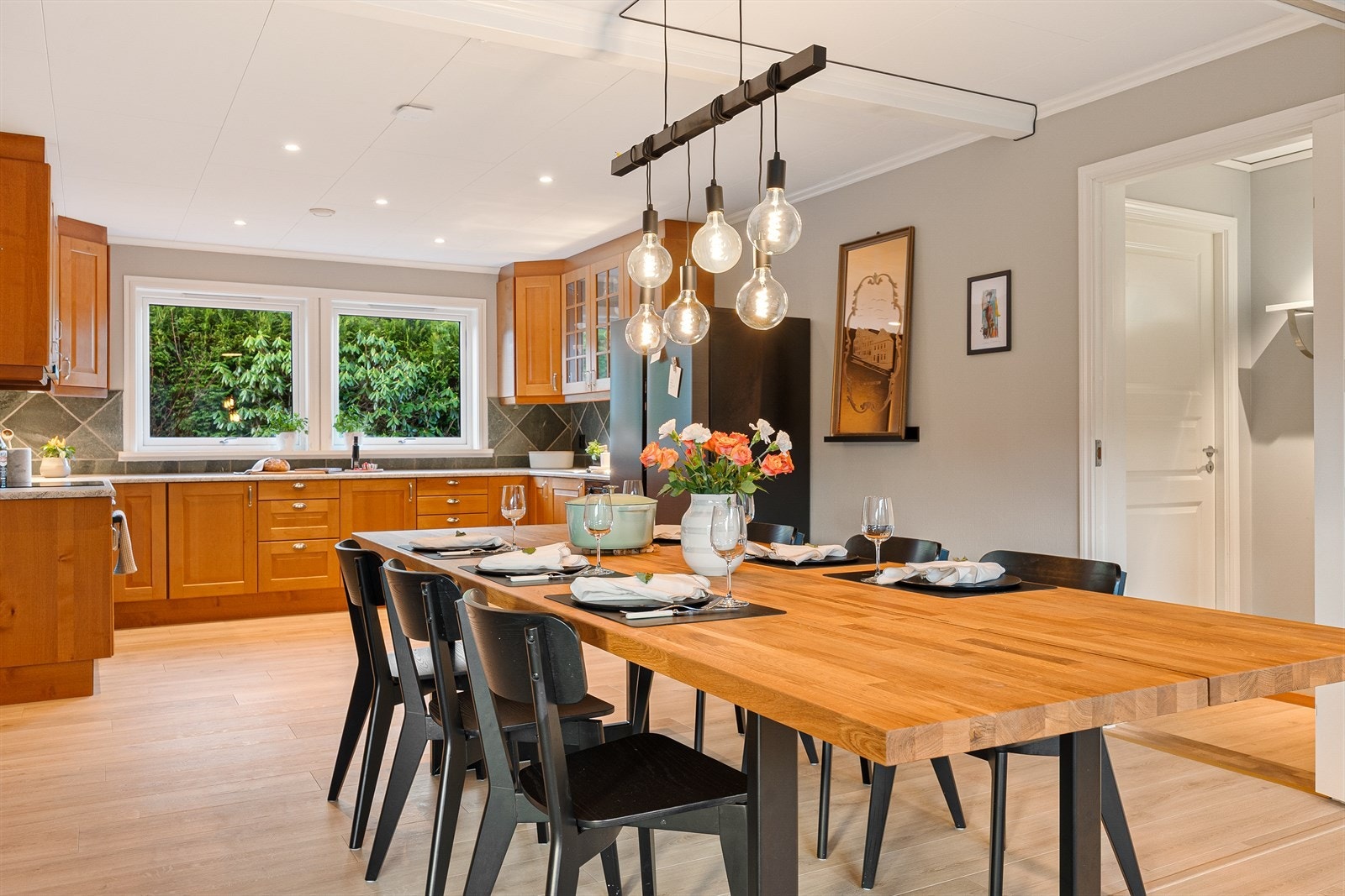 I tillegg har man et stort og romslig kjøkken hvor man har rikelig med skap og benkeplass. Det er også god plass til stor spisegruppe. Galleribilde