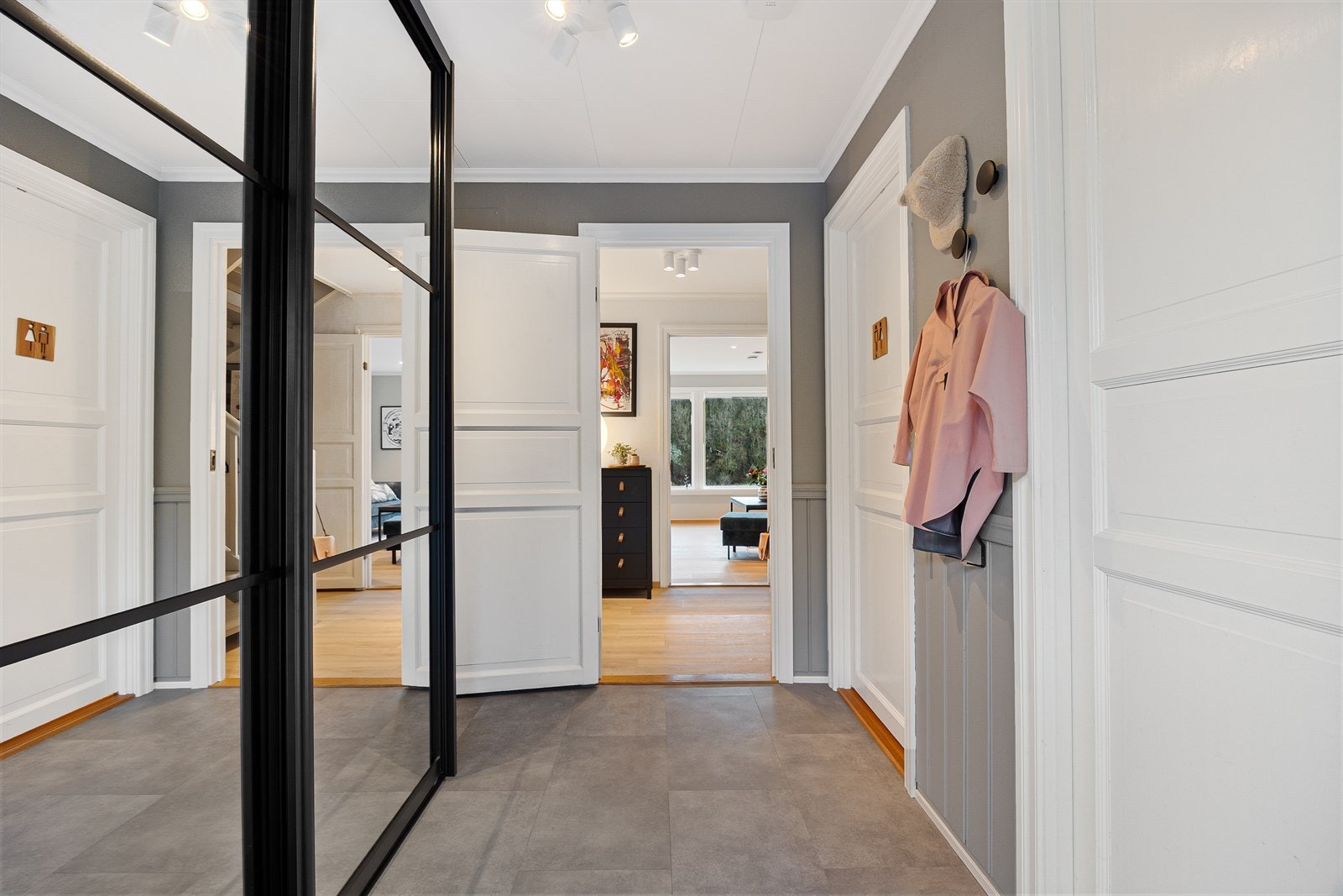 Velkommen inn i en lys og trivelig entré på 5,1m² med fliser/vinyl på gulv. Det er innredet med stor skyvedørsgarderobe med speilfronter, hvor man har god oppbevaringsplass. Galleribilde