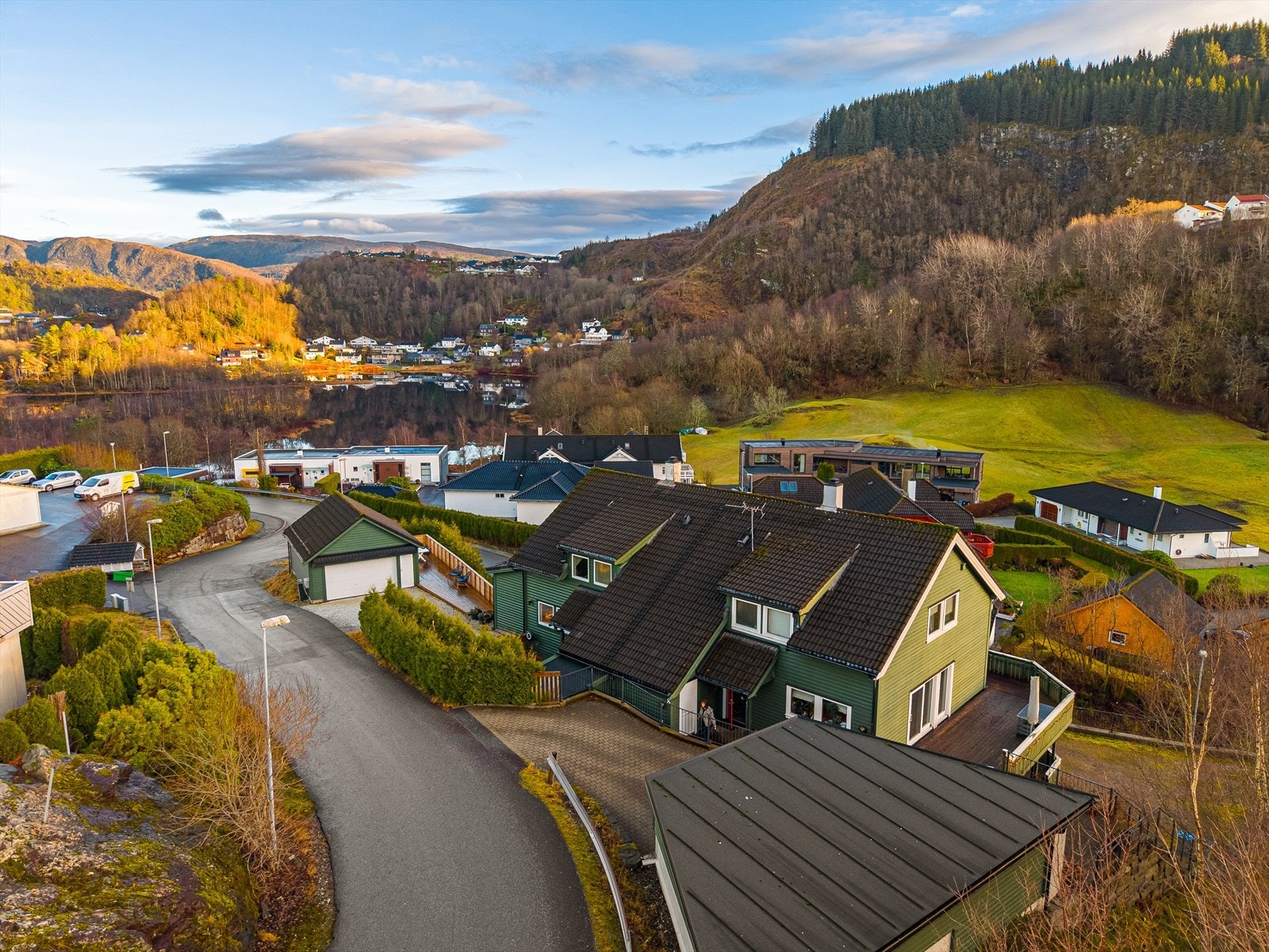 Dette er en perfekt beliggenhet for barnefamilier eller andre som ønsker å bo sentralt, men samtidig tilbaketrukket og landlig. Fra boligen er det ca 5 minutter med bil til Nesttun sentrum, 11 minutter med bil til Lagunen. Galleribilde