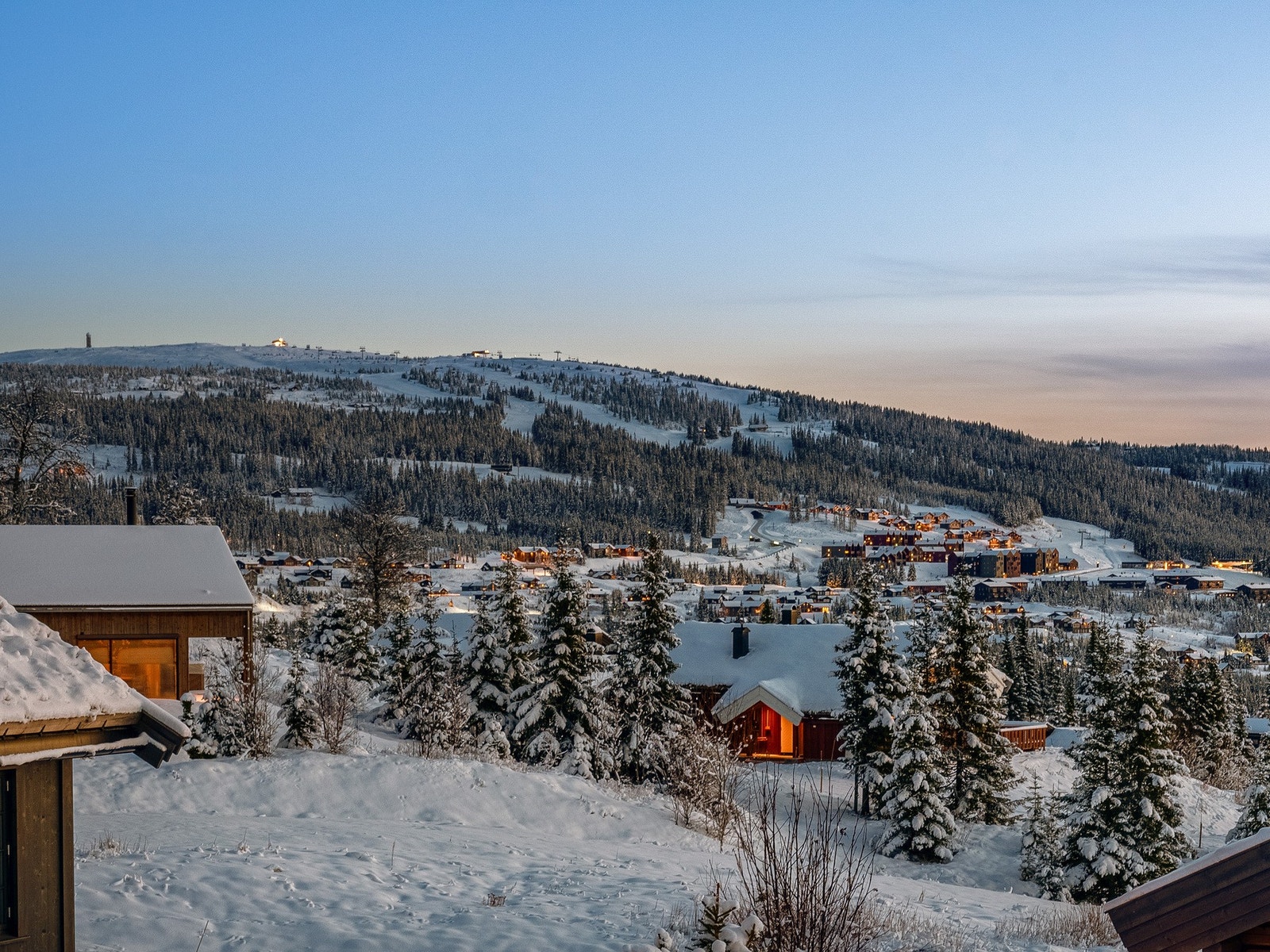 Fra Mosetertoppen er det tilfartsløyper inn i Hafjell alpinanlegg. Galleribilde