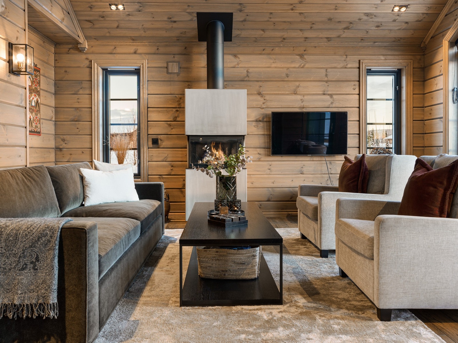 Spesialblandet veggfarge fra Osmo i hele hytta. Eikegulv i alle oppholdsrom. Galleribilde