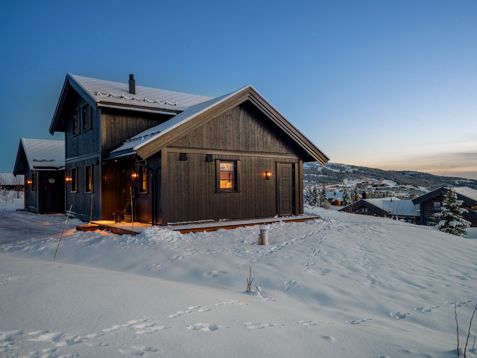 Hytta ligger fint til på en liten høyde med flott utsikt, ca. 800 meter over havet. Galleribilde