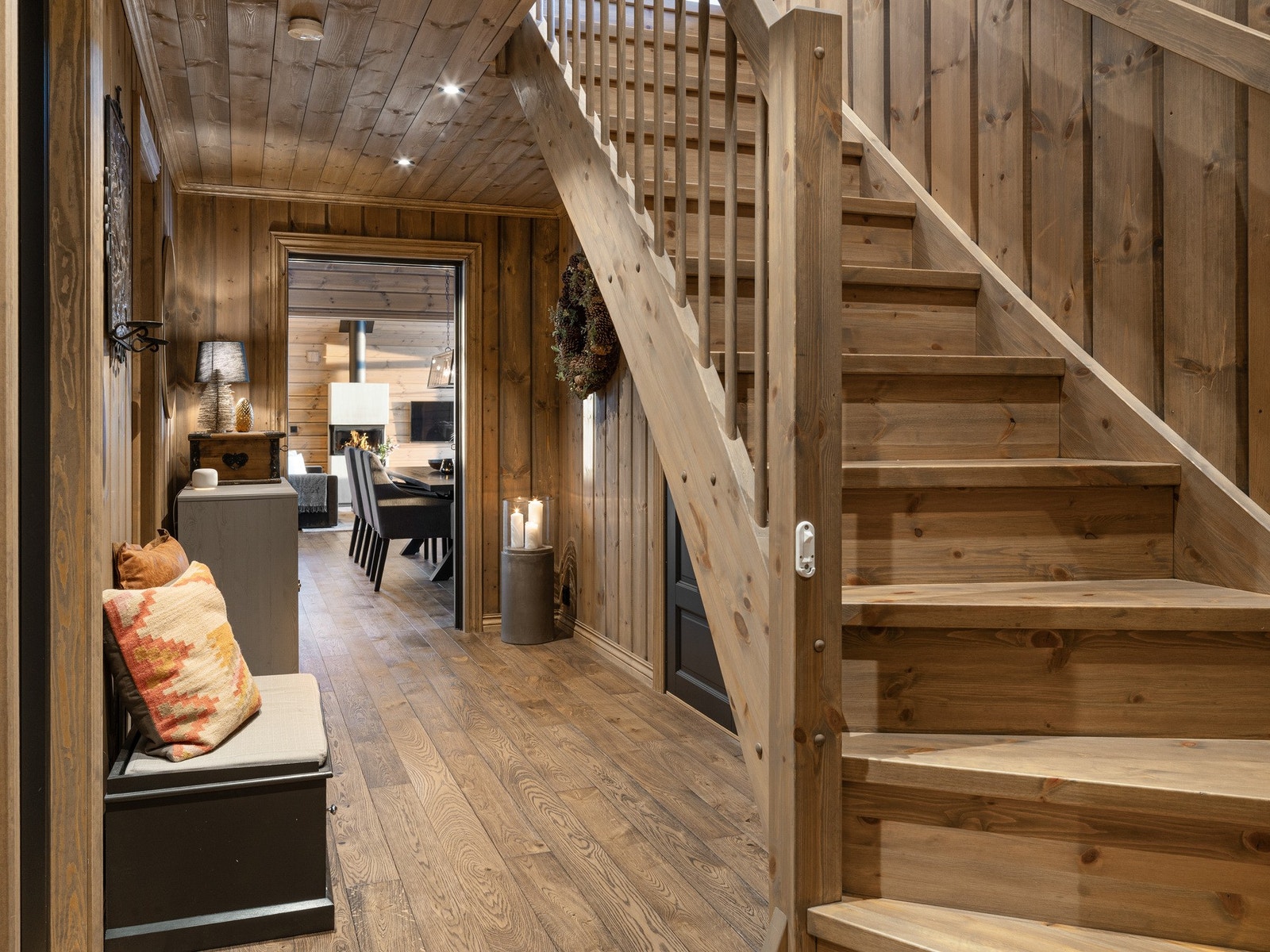 Varmeovner og termostat på gulvene i hele hytta kan styres via. app slik at du kan komme til varm hytte eller senke temperaturen når du ikke er der. Galleribilde