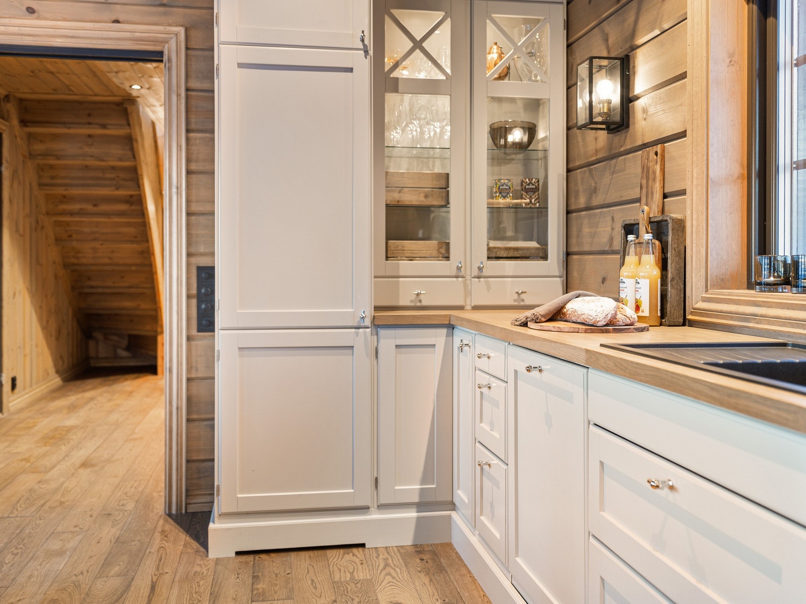 Flotte vitrineskap i klassisk stil. Galleribilde