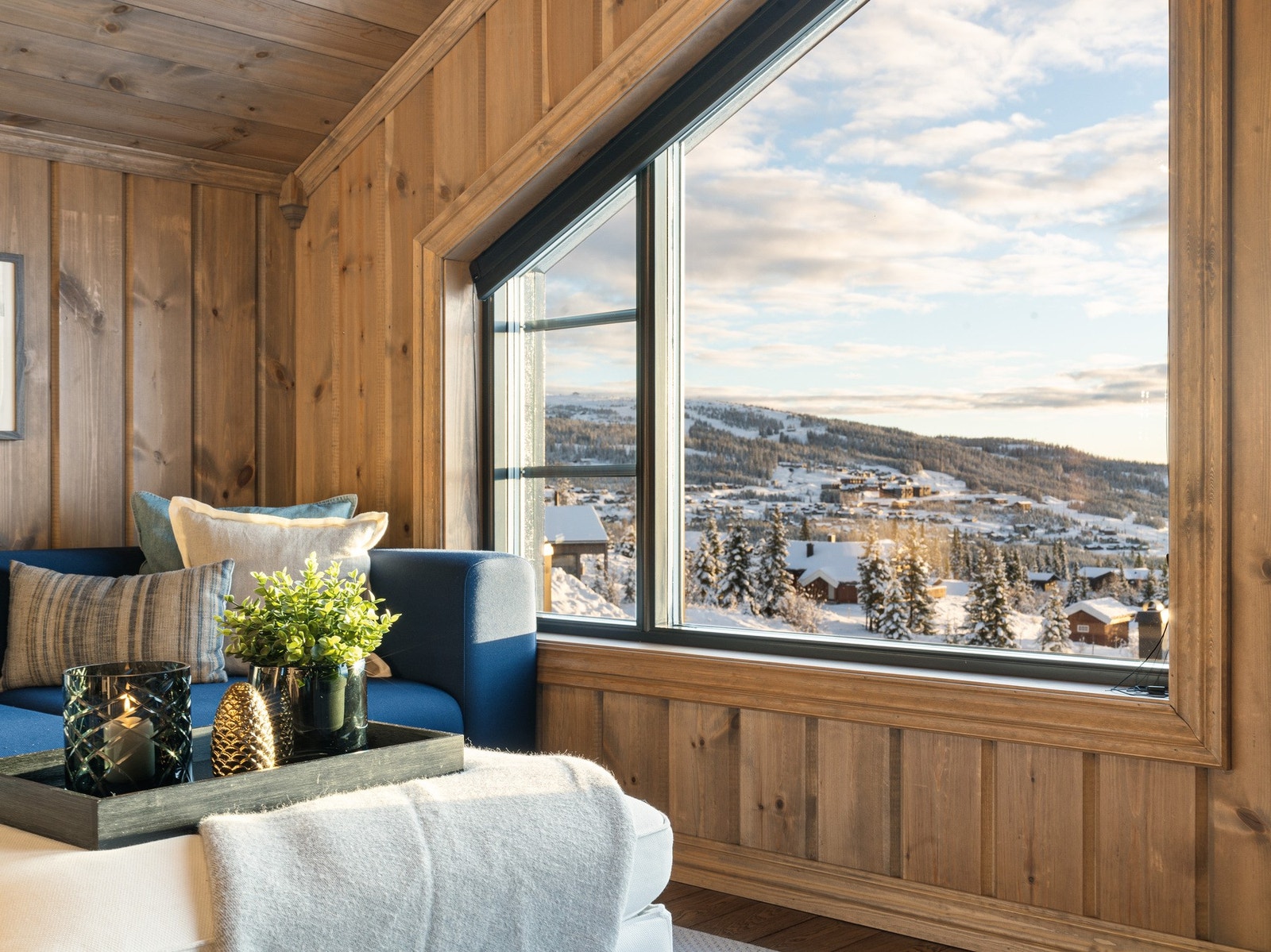 Utsikt mot Hafjelltoppen, Hafjell alpinsenter og sydover i dalen. Galleribilde