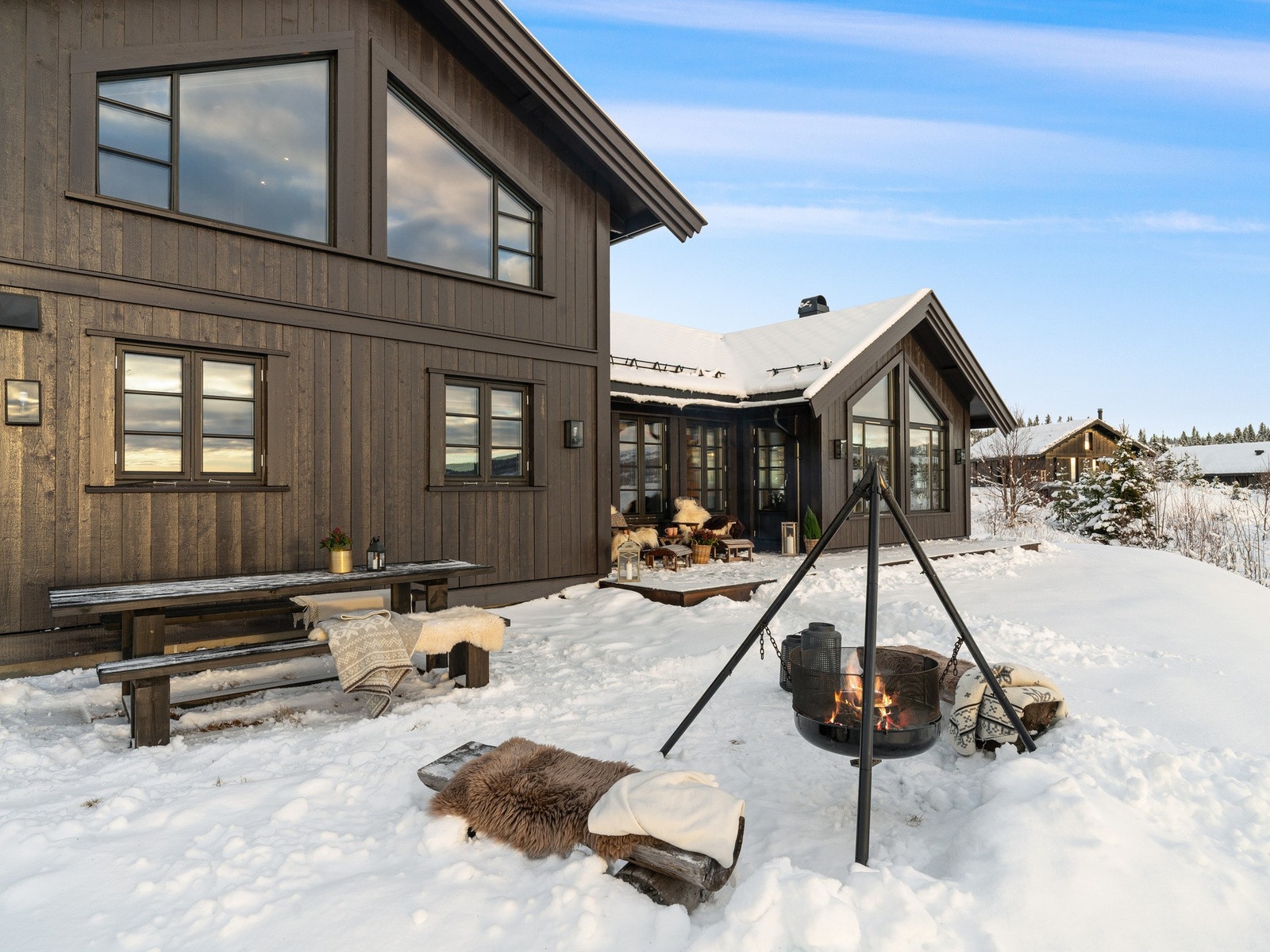 Hytta ble utvendig beiset i 2025, samt at plattingen ble oljet. Galleribilde