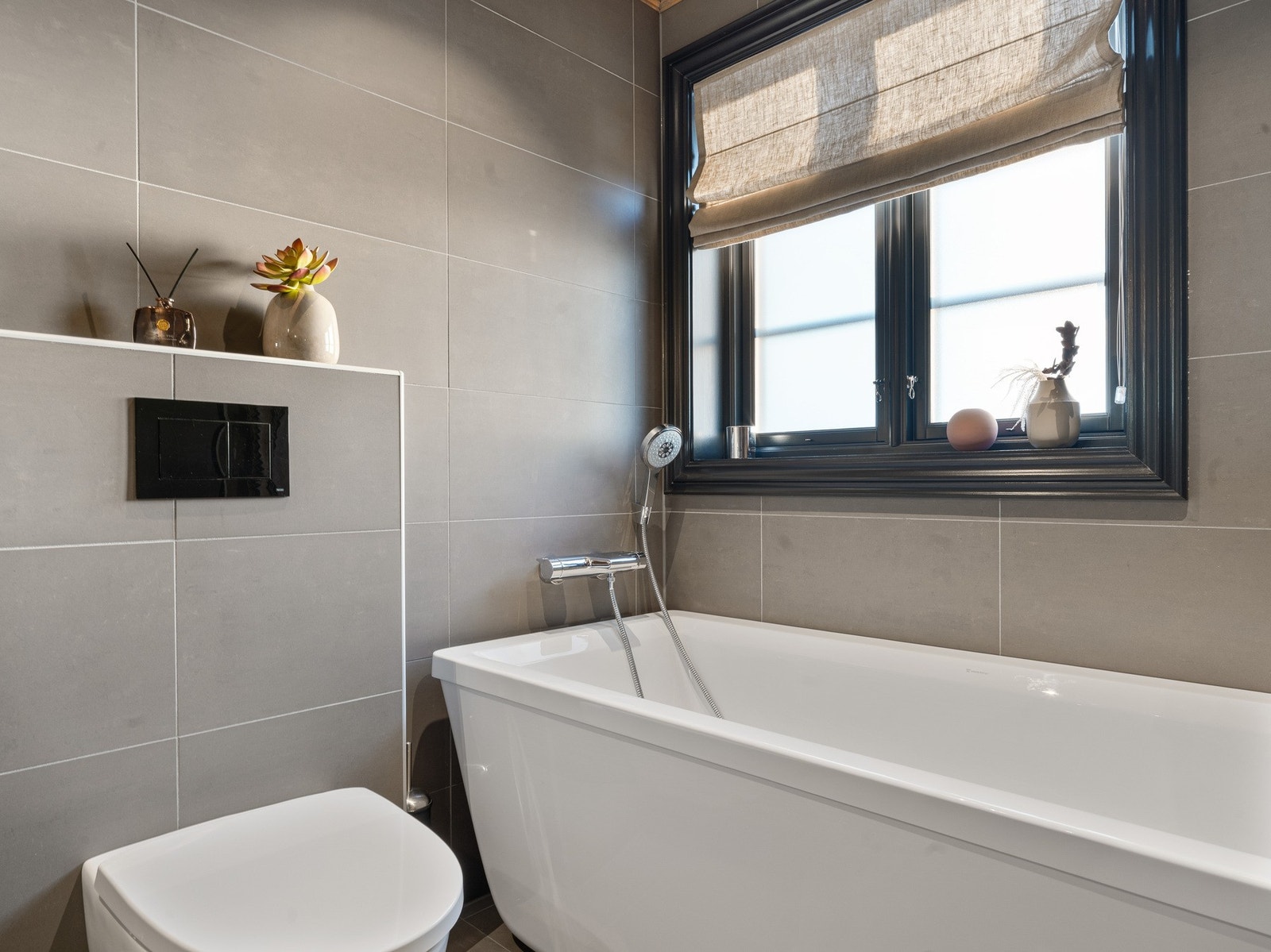 Alt er oppgradert fra standard leveranse; fliser, vasker, armatur, toalett m.m. Galleribilde