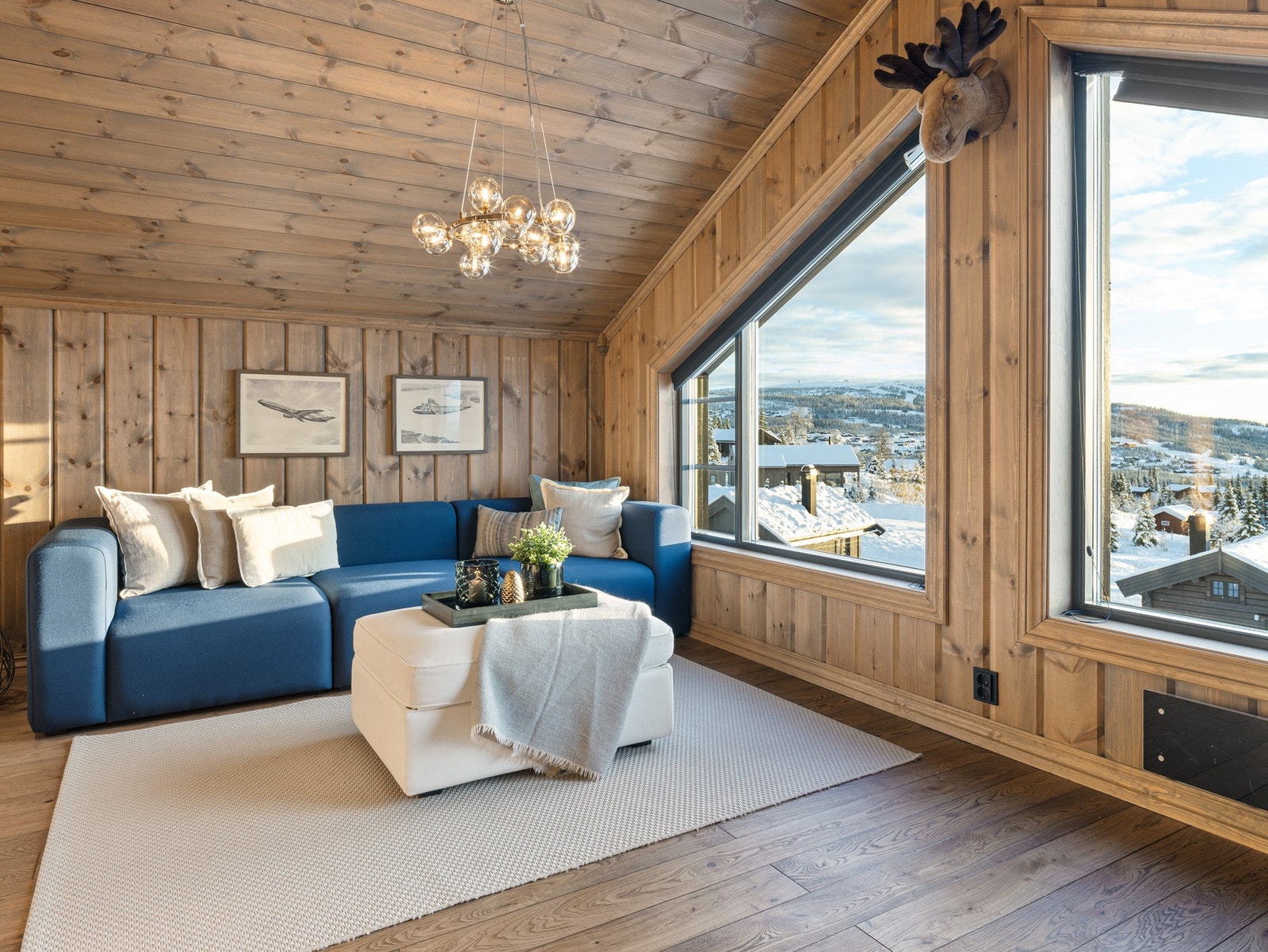 Spesialtilpasset solskjerming på de store vinduene. Galleribilde